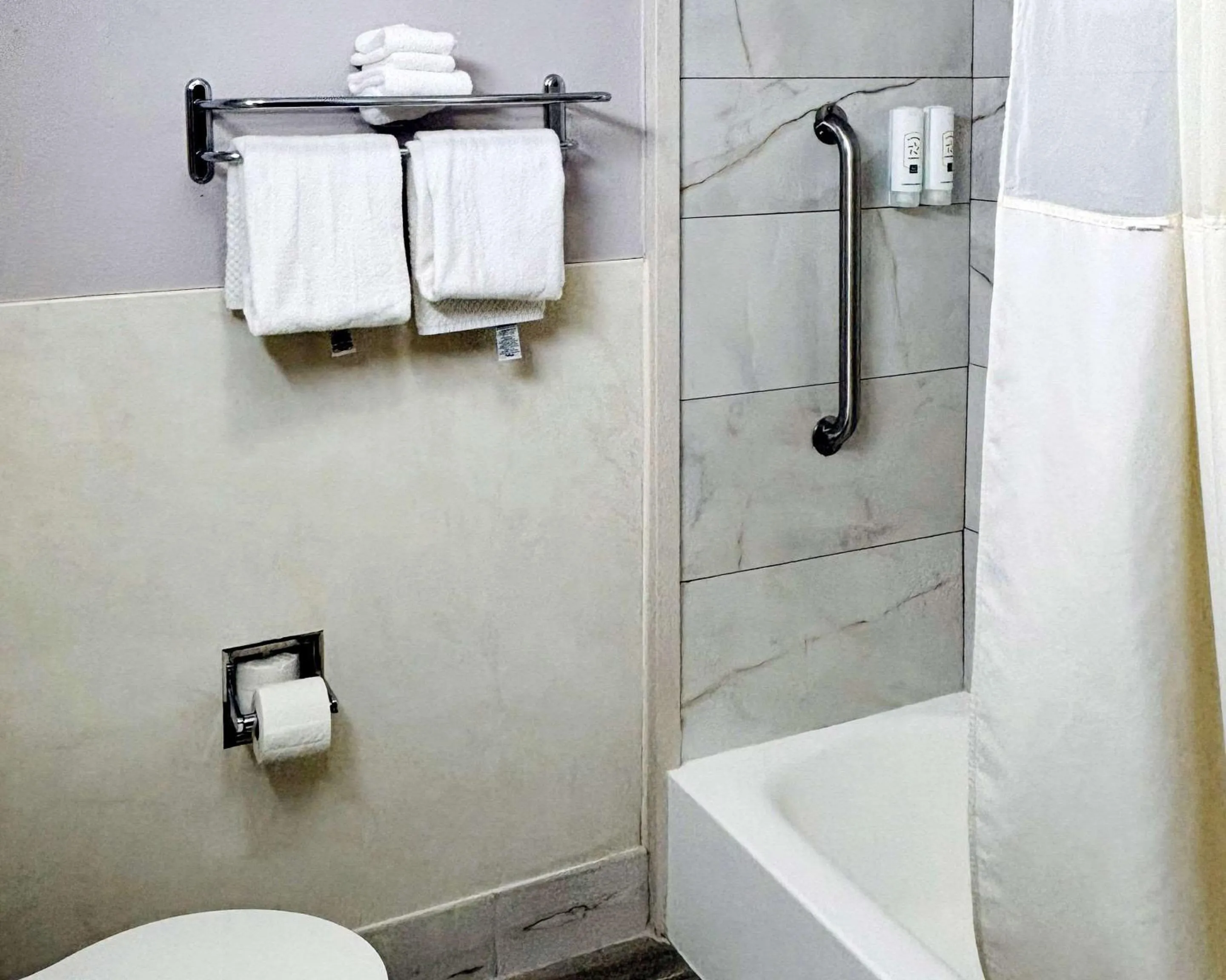 Bedroom in Quality Inn Raynham - Taunton