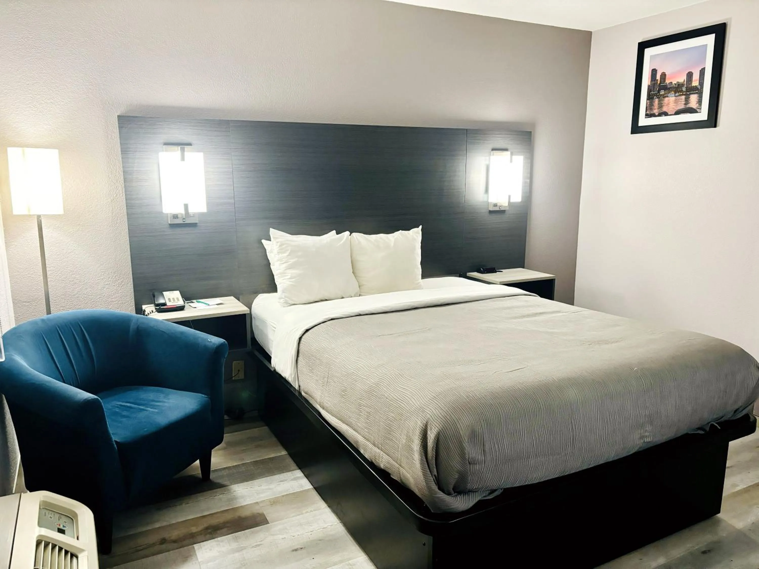 Bed in Quality Inn Raynham - Taunton