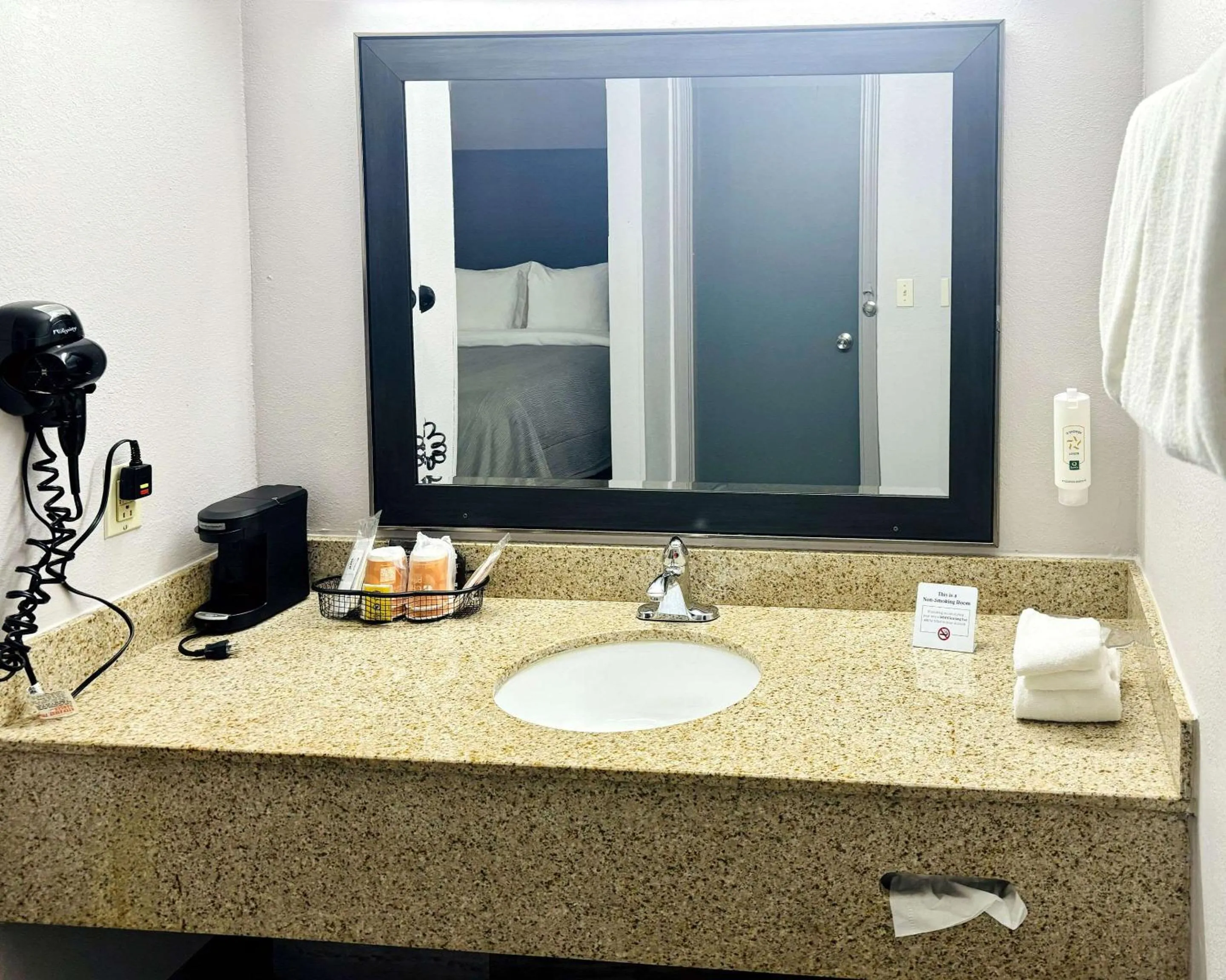 Bedroom in Quality Inn Raynham - Taunton