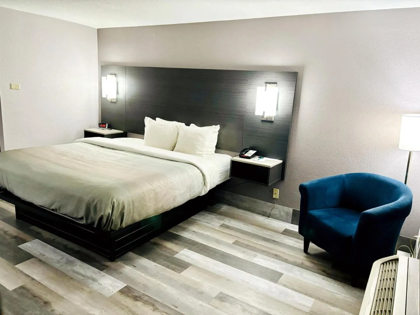 Bed in Quality Inn Raynham - Taunton