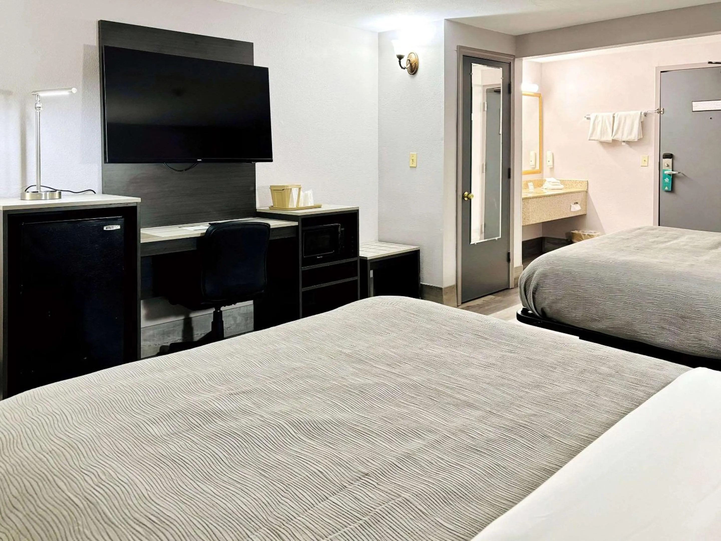 Bedroom, Bed in Quality Inn Raynham - Taunton