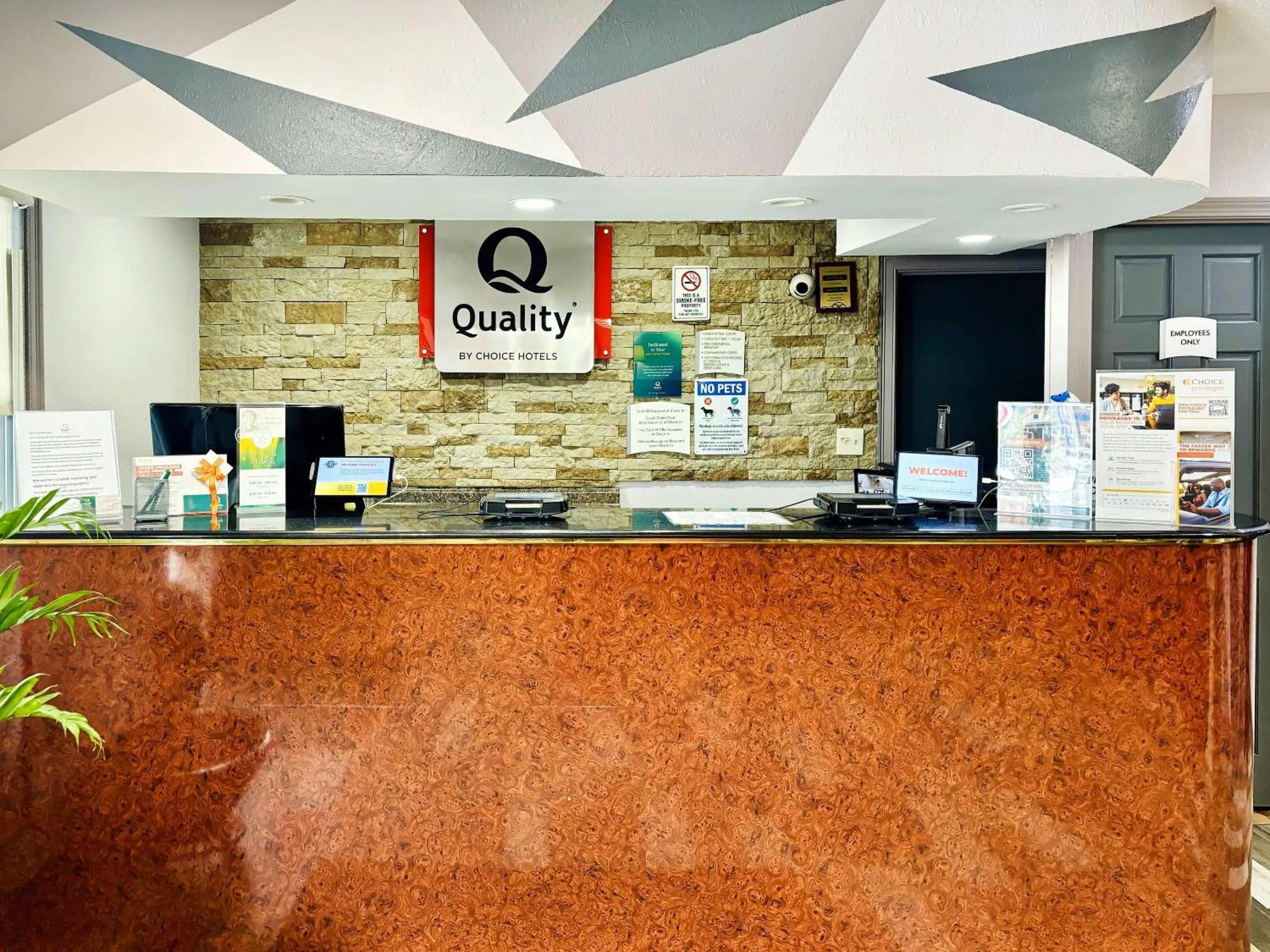 Lobby or reception in Quality Inn Raynham - Taunton