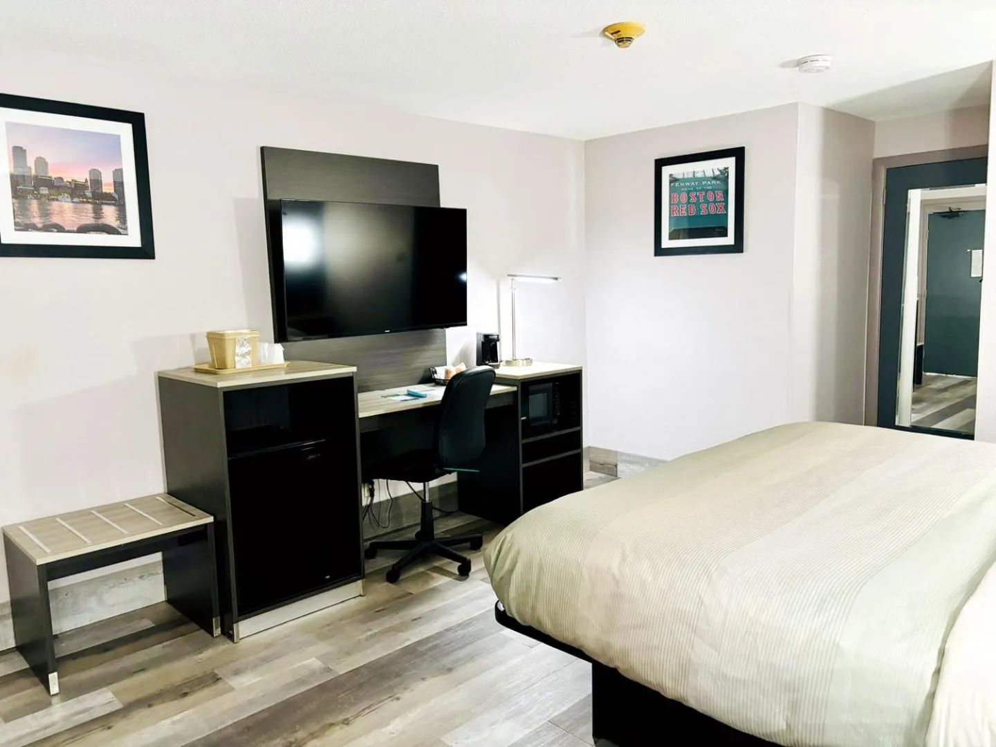 TV and multimedia, Bed in Quality Inn Raynham - Taunton