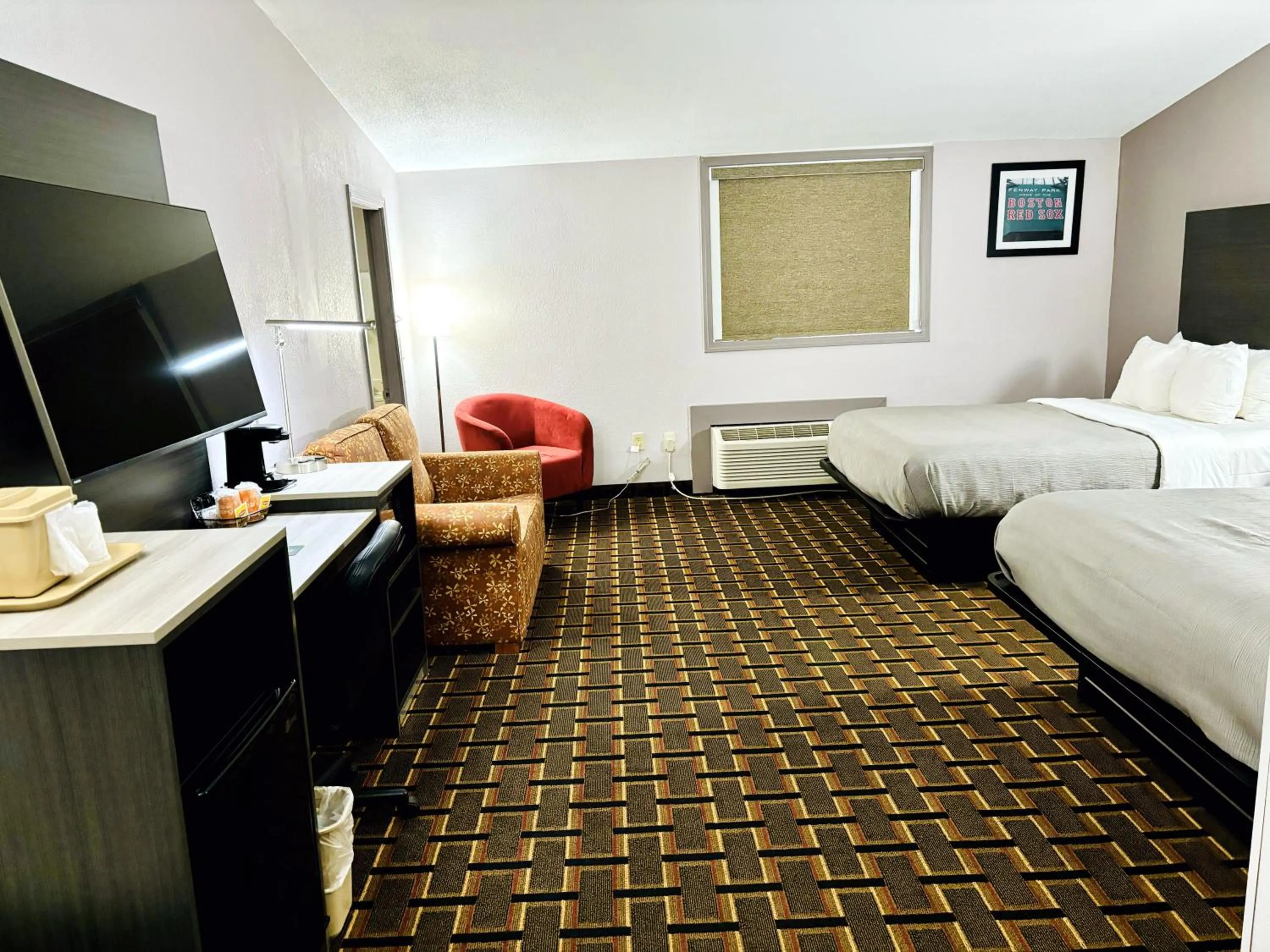 TV and multimedia, Bed in Quality Inn Raynham - Taunton