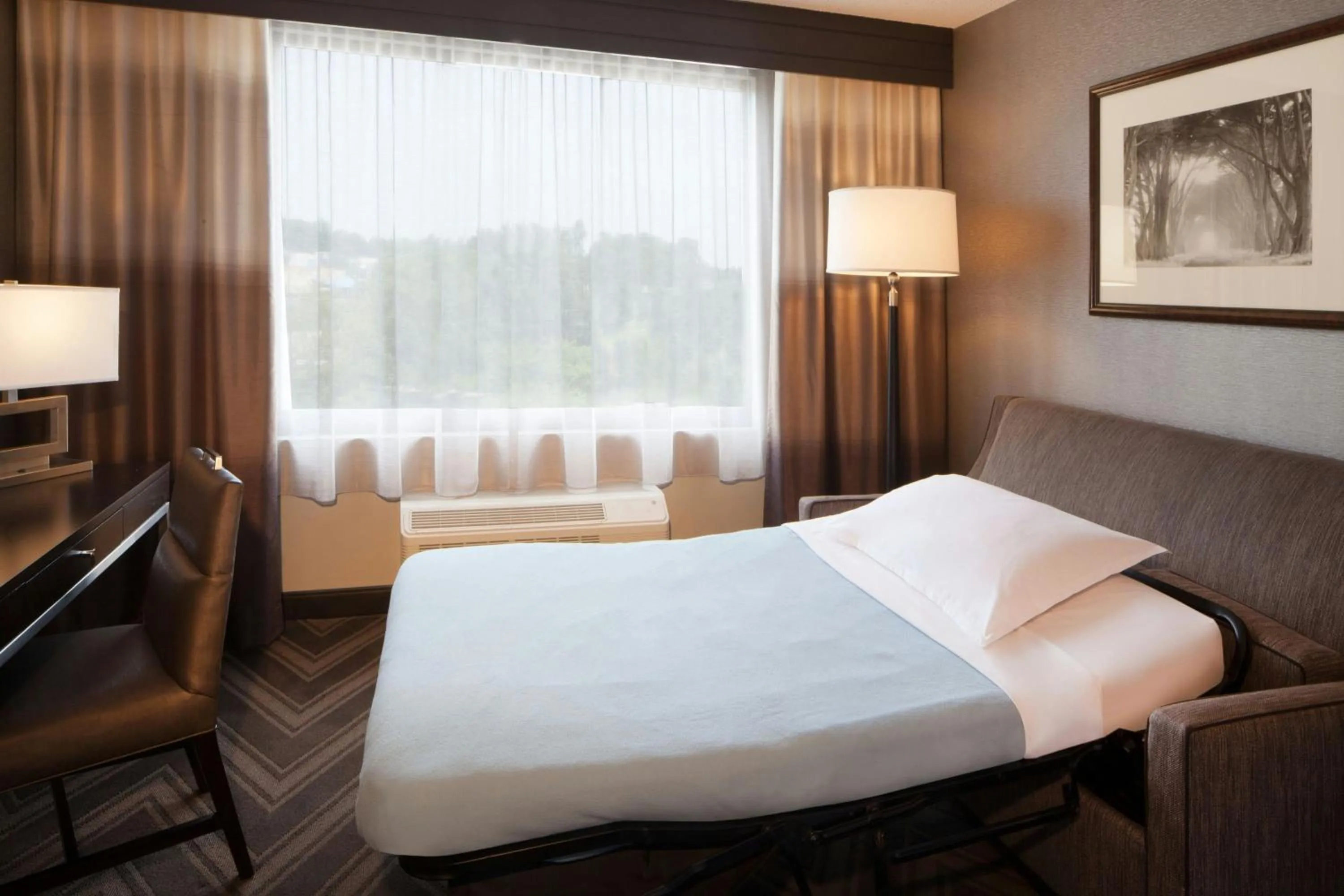 Photo of the whole room, Bed in Sheraton Bucks County Langhorne