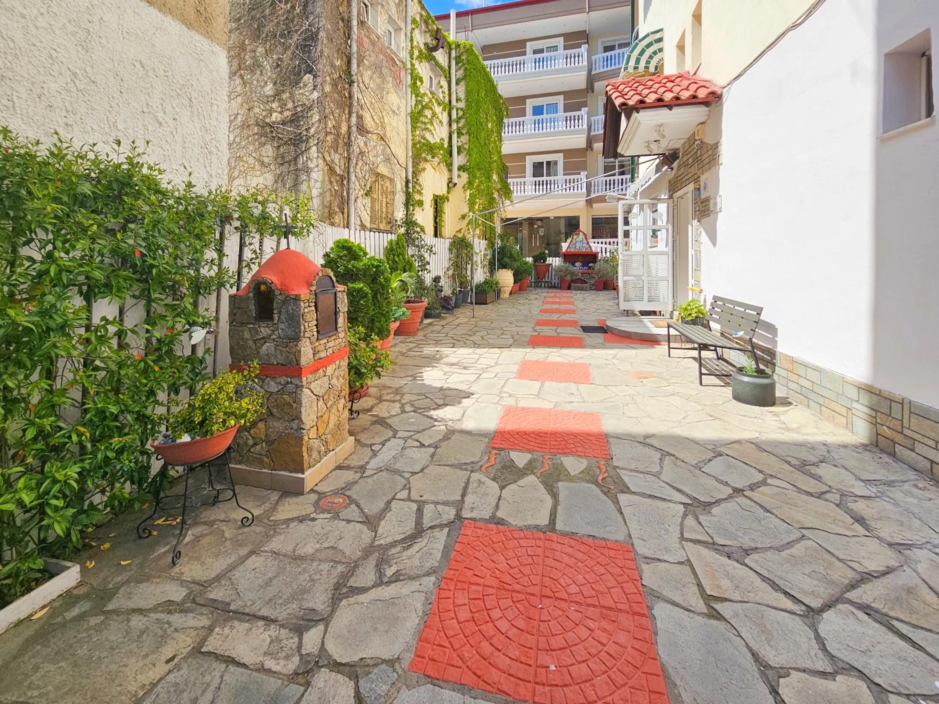 Facade/entrance in Hotel Exarhos
