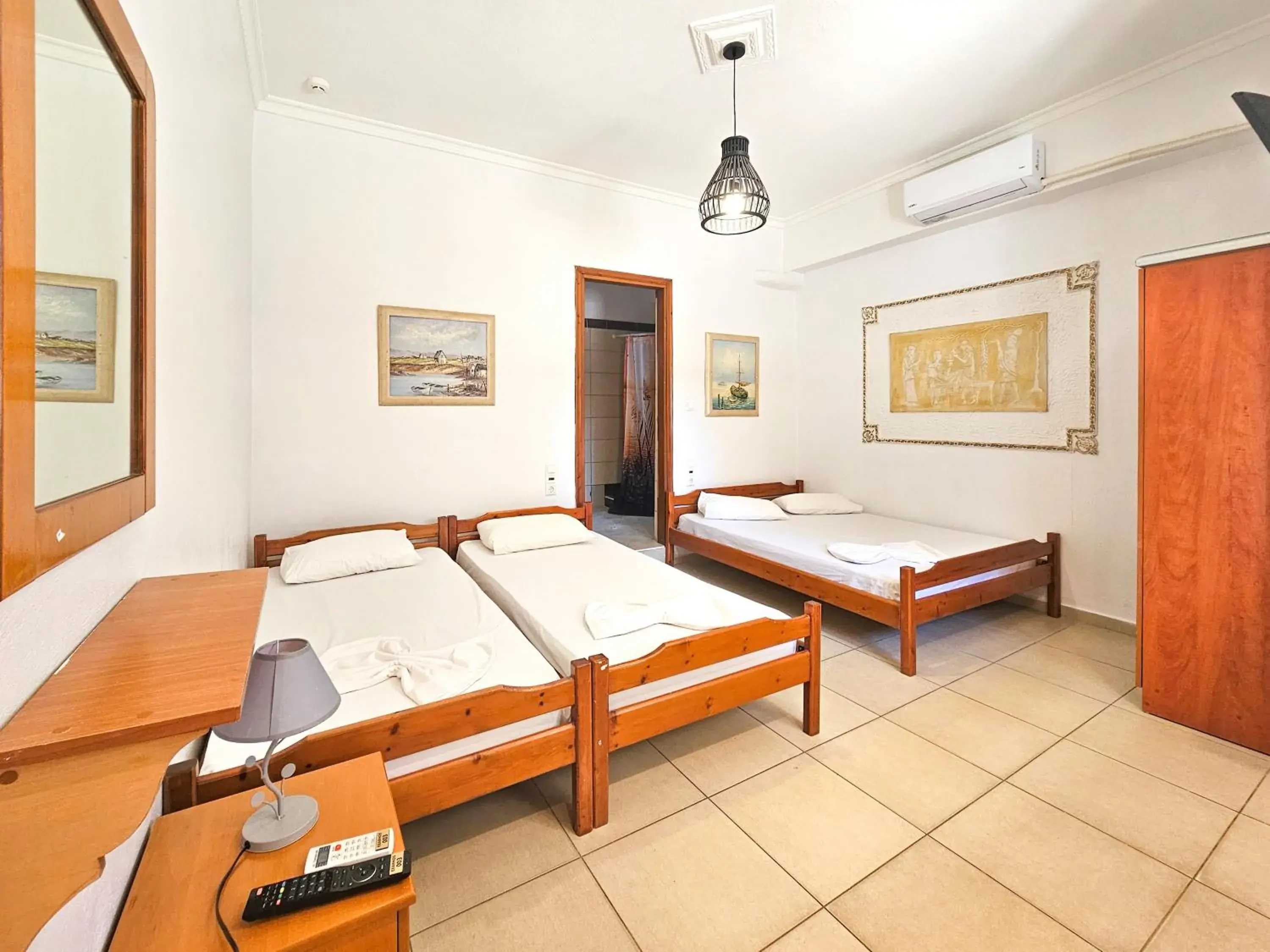 Basic Triple Room in Hotel Exarhos Basic Triple Room in Hotel Exarhos