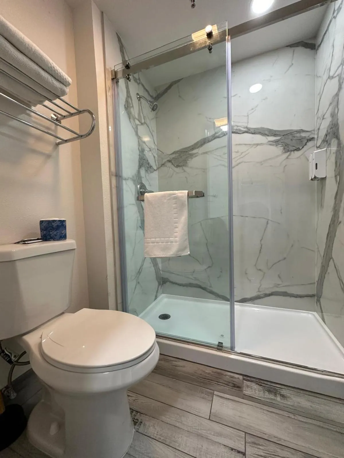 Shower in Motel Santa Cruz