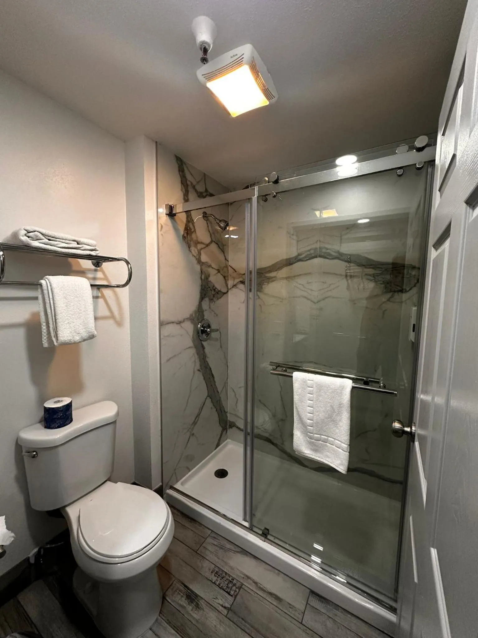 Shower in Motel Santa Cruz