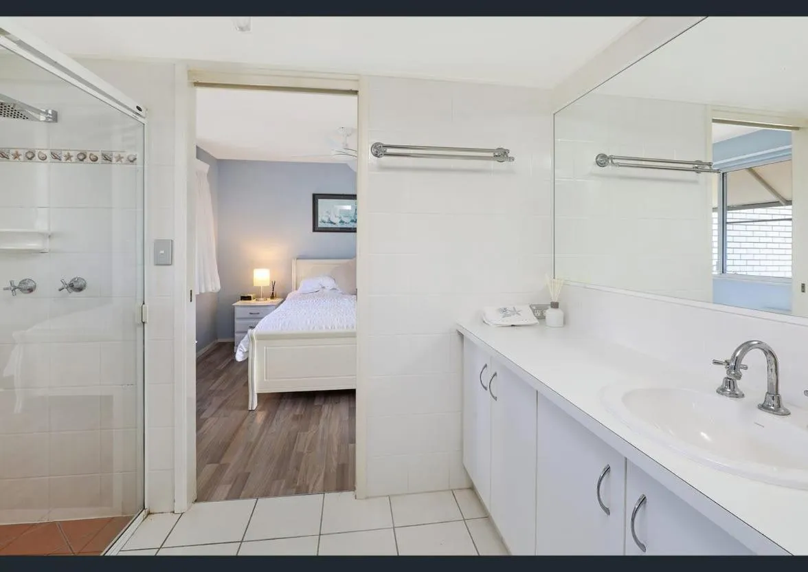 Bathroom, Bed in Excellsior Apartments