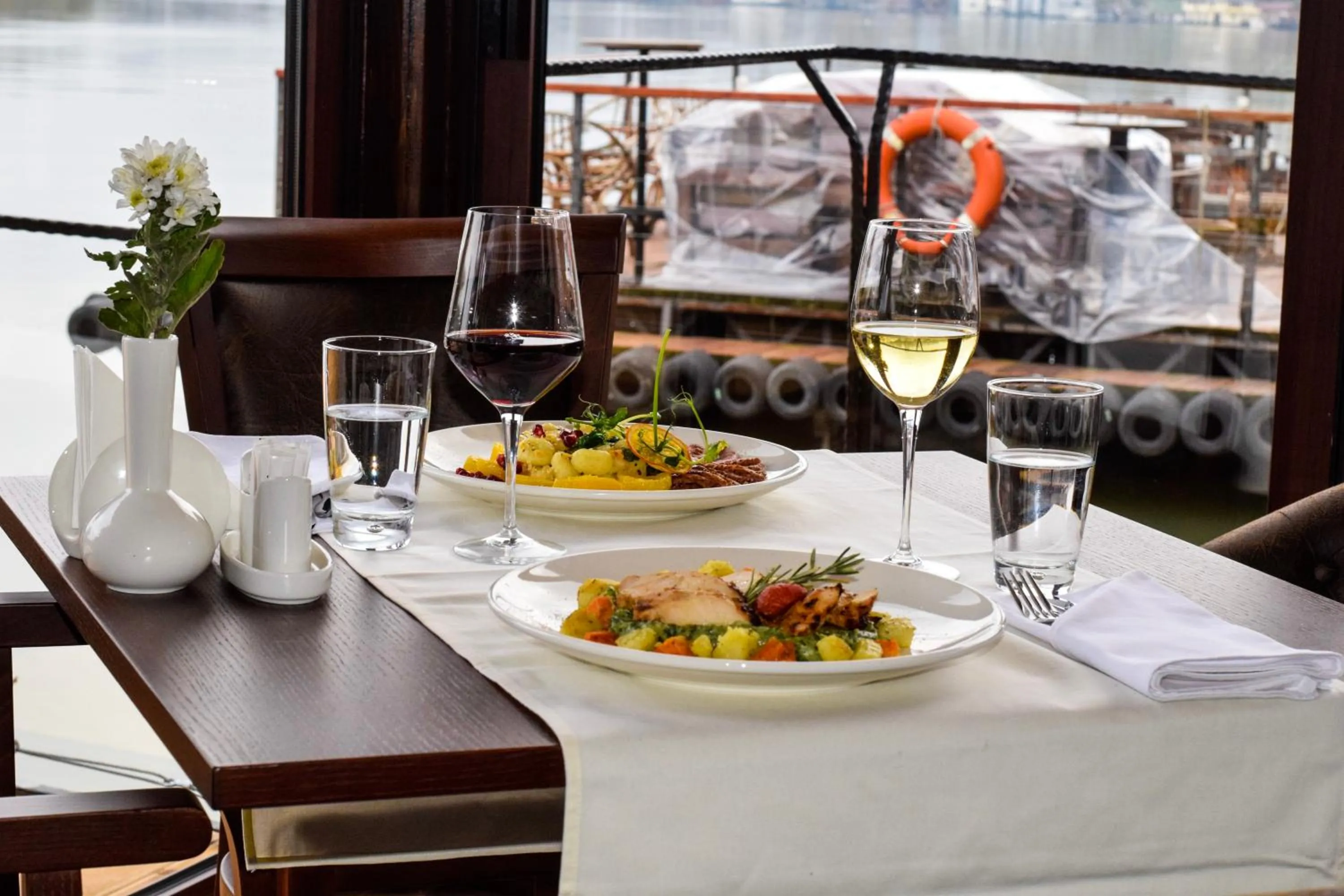 Restaurant/places to eat in Bahus Inn