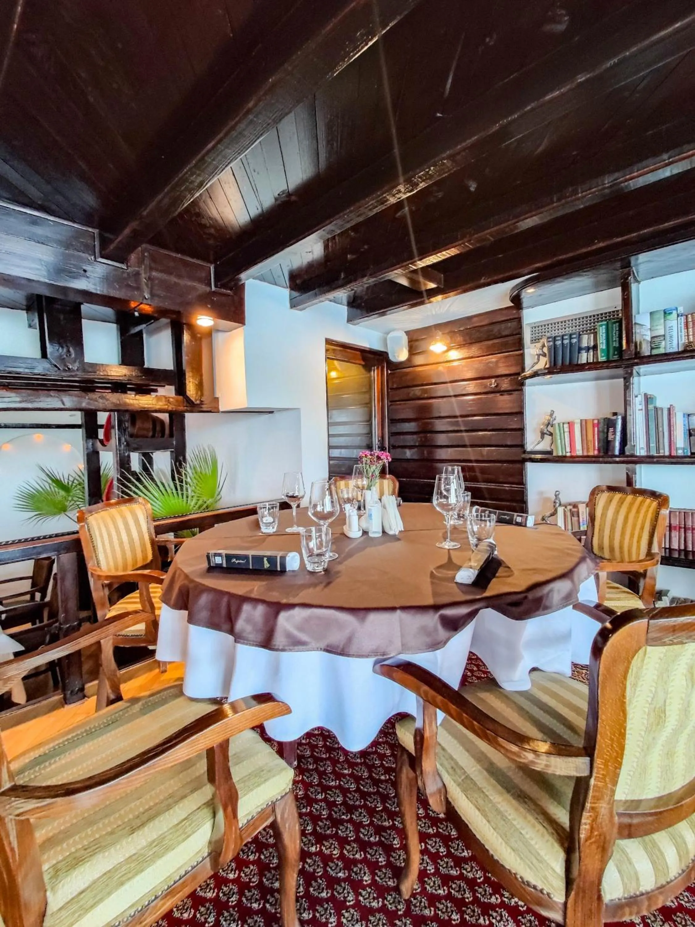 Restaurant/places to eat in Bahus Inn