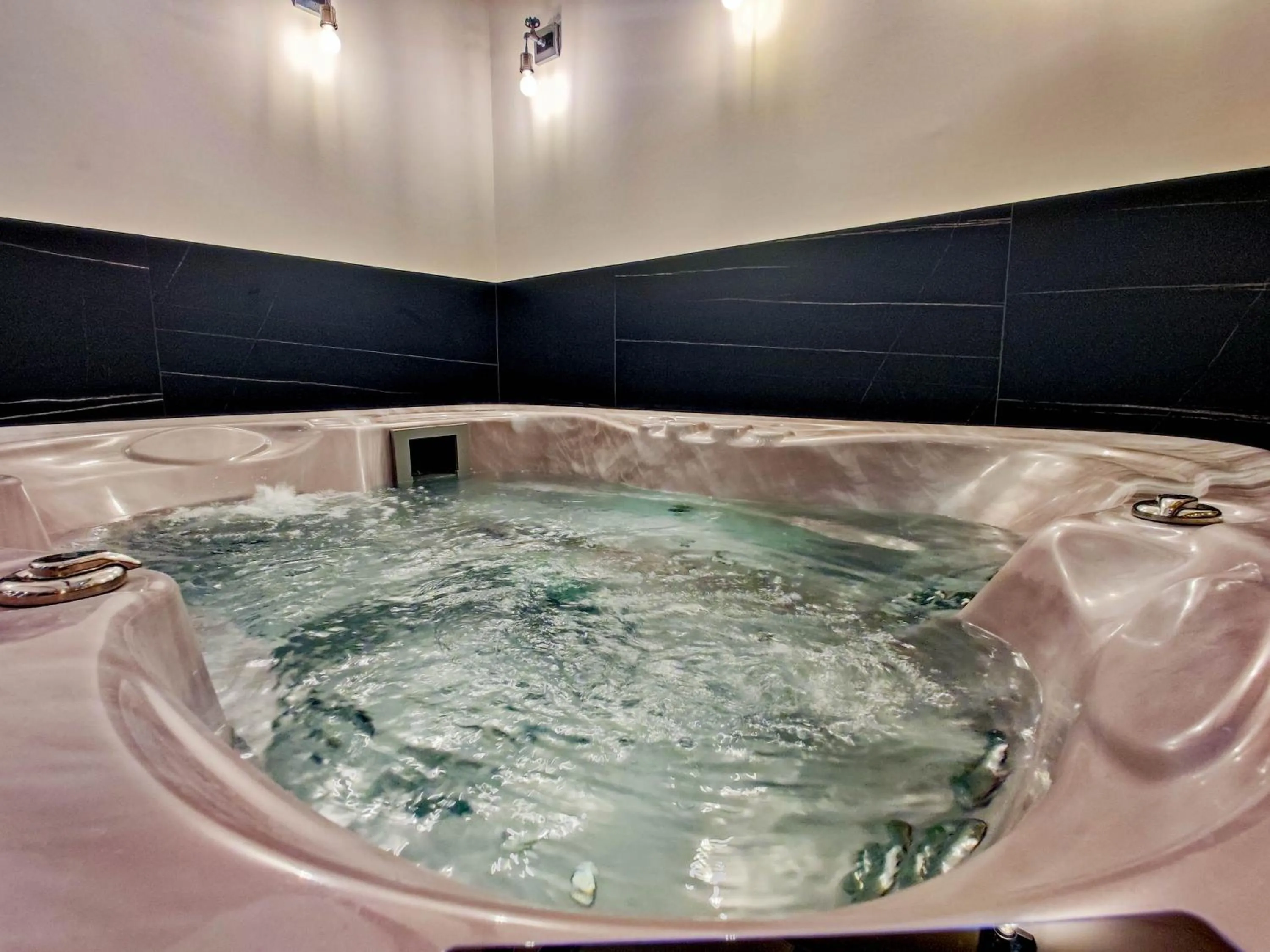 Hot Tub in Bahus Inn