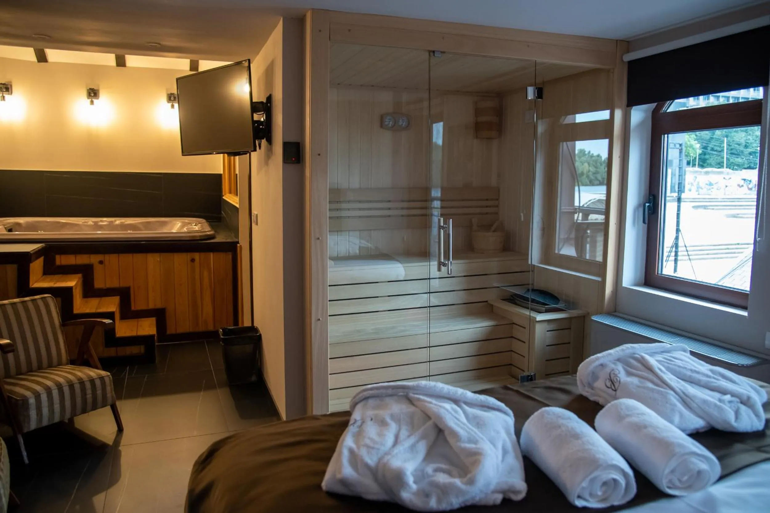 Hot Tub, Bed in Bahus Inn