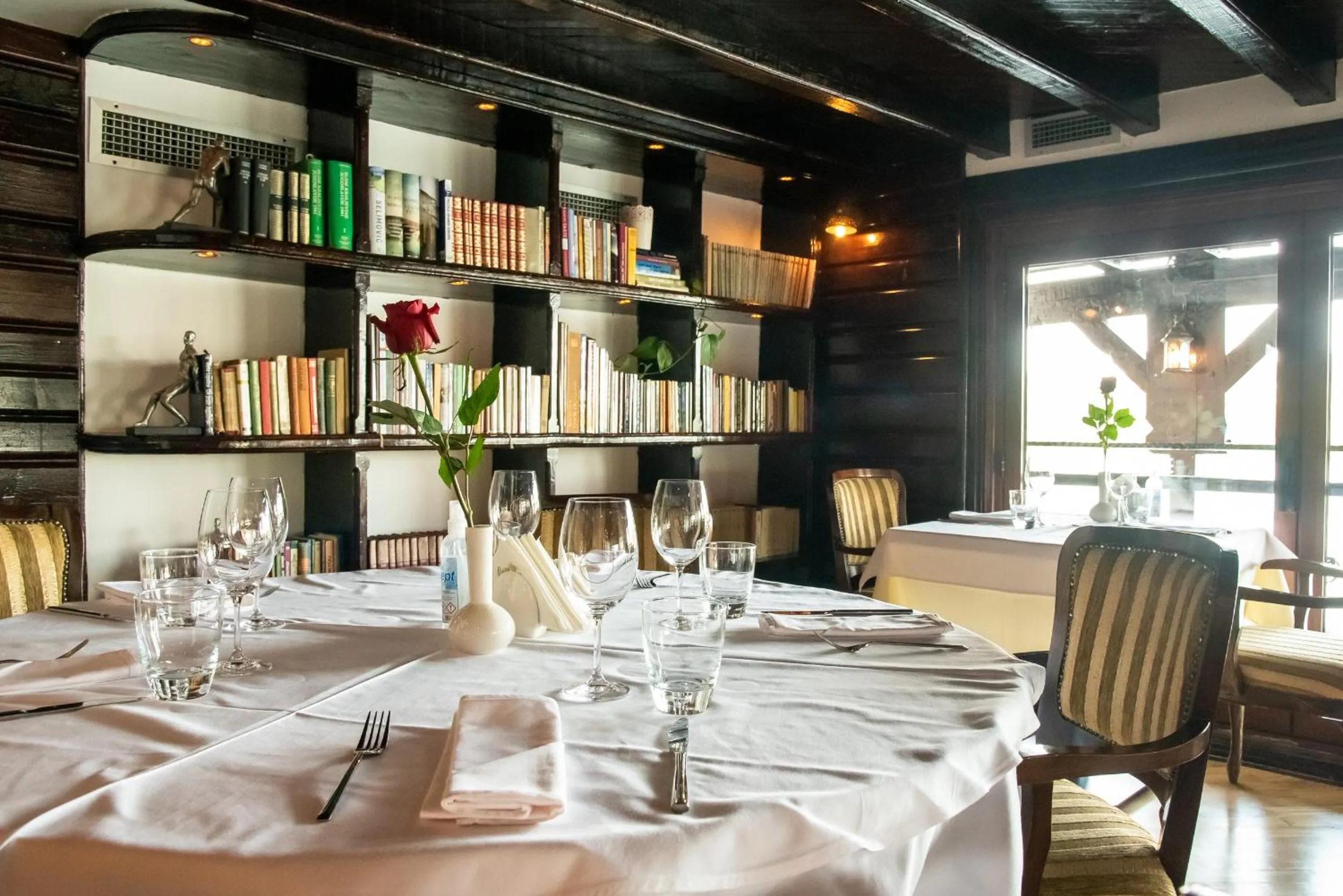 Restaurant/places to eat in Bahus Inn