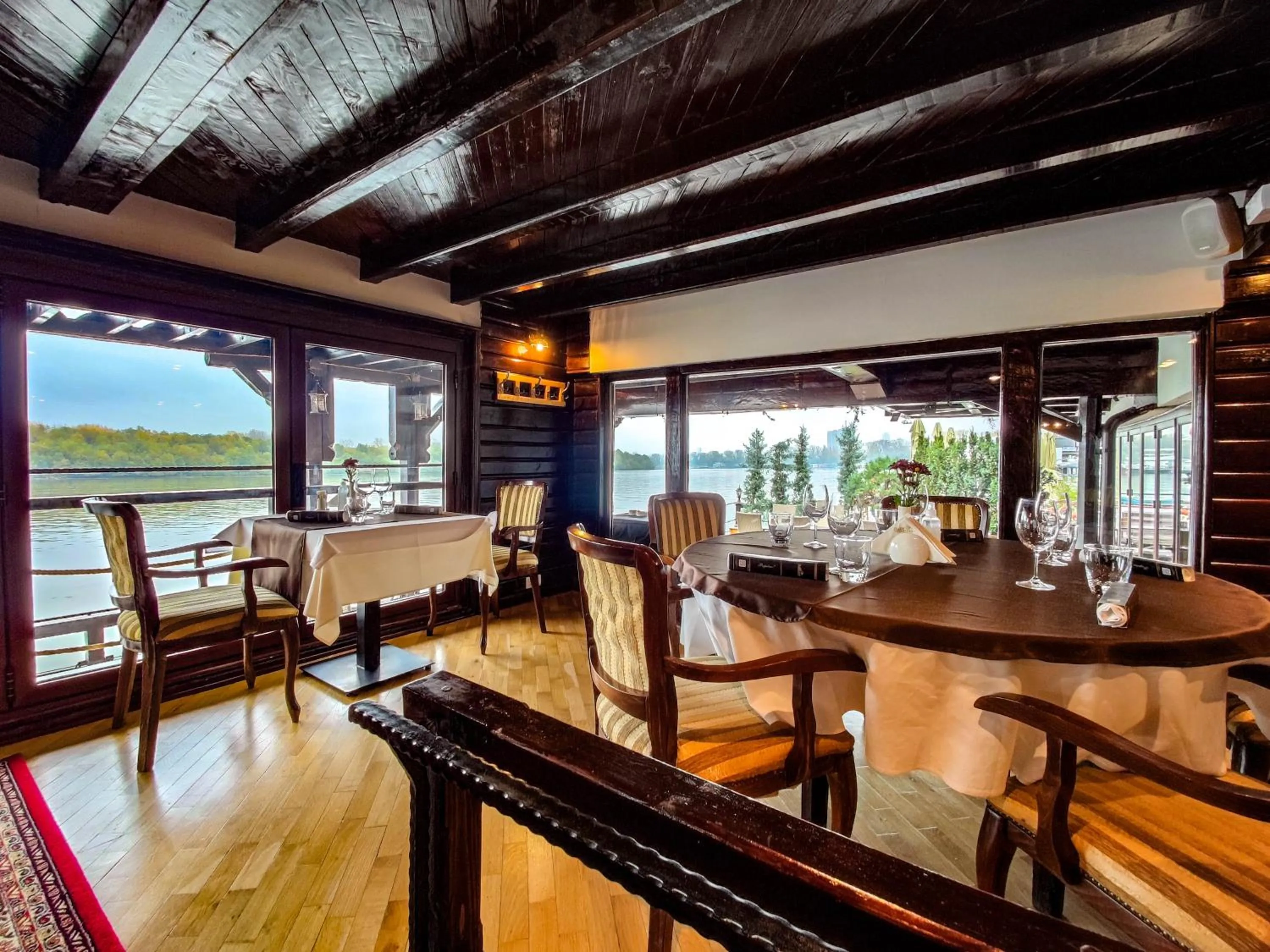 Restaurant/places to eat in Bahus Inn