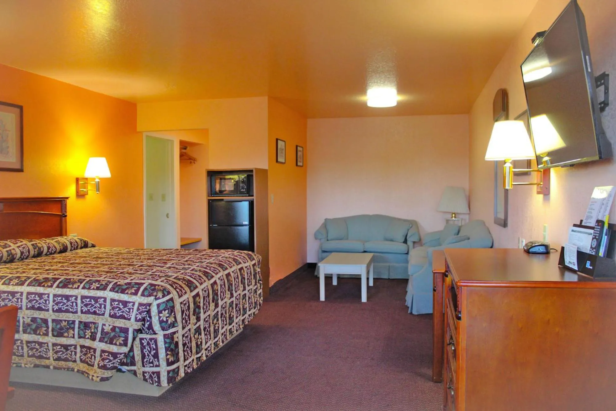 Bed in Hawthorne's Best Inn