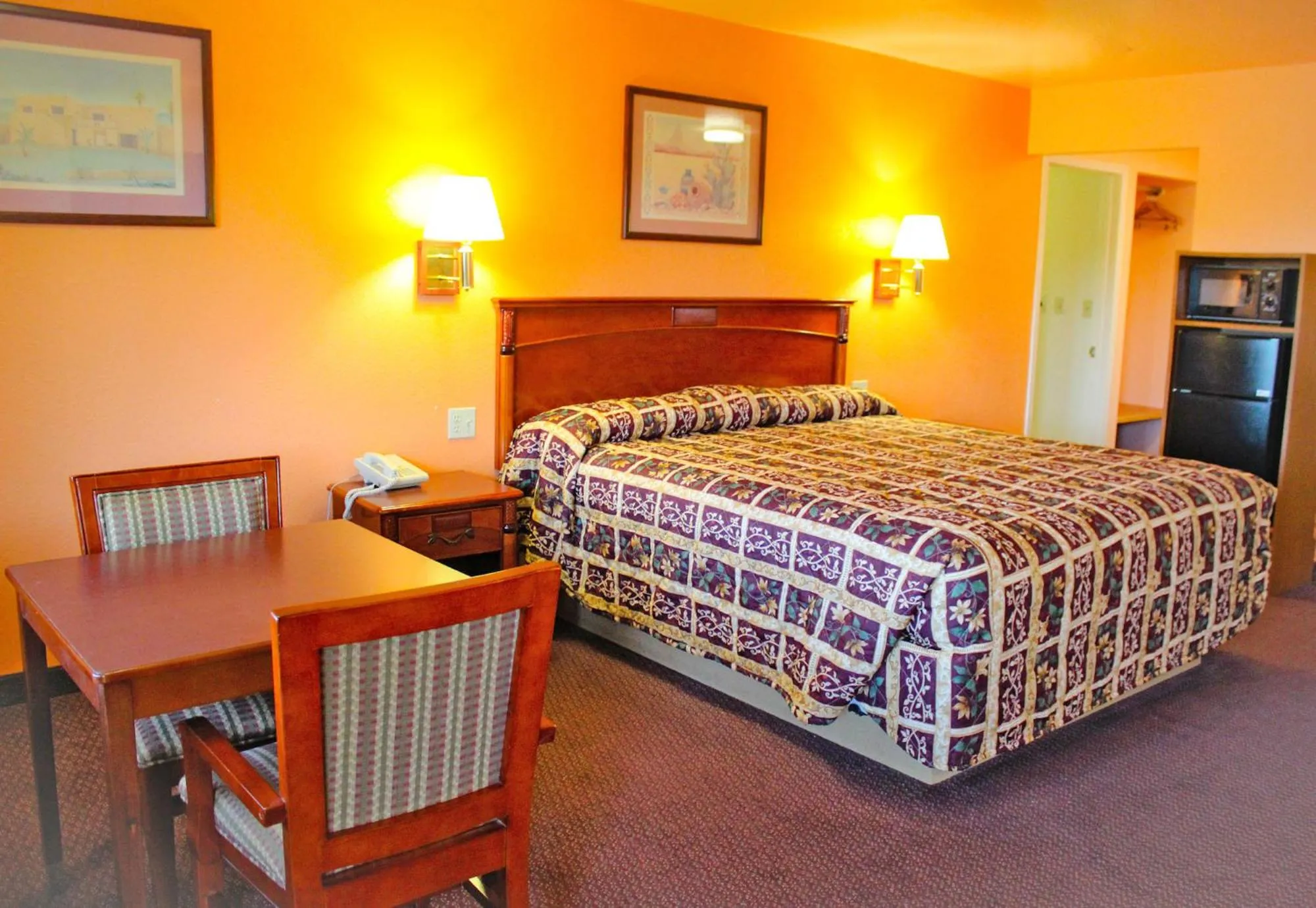 Bed in Hawthorne's Best Inn