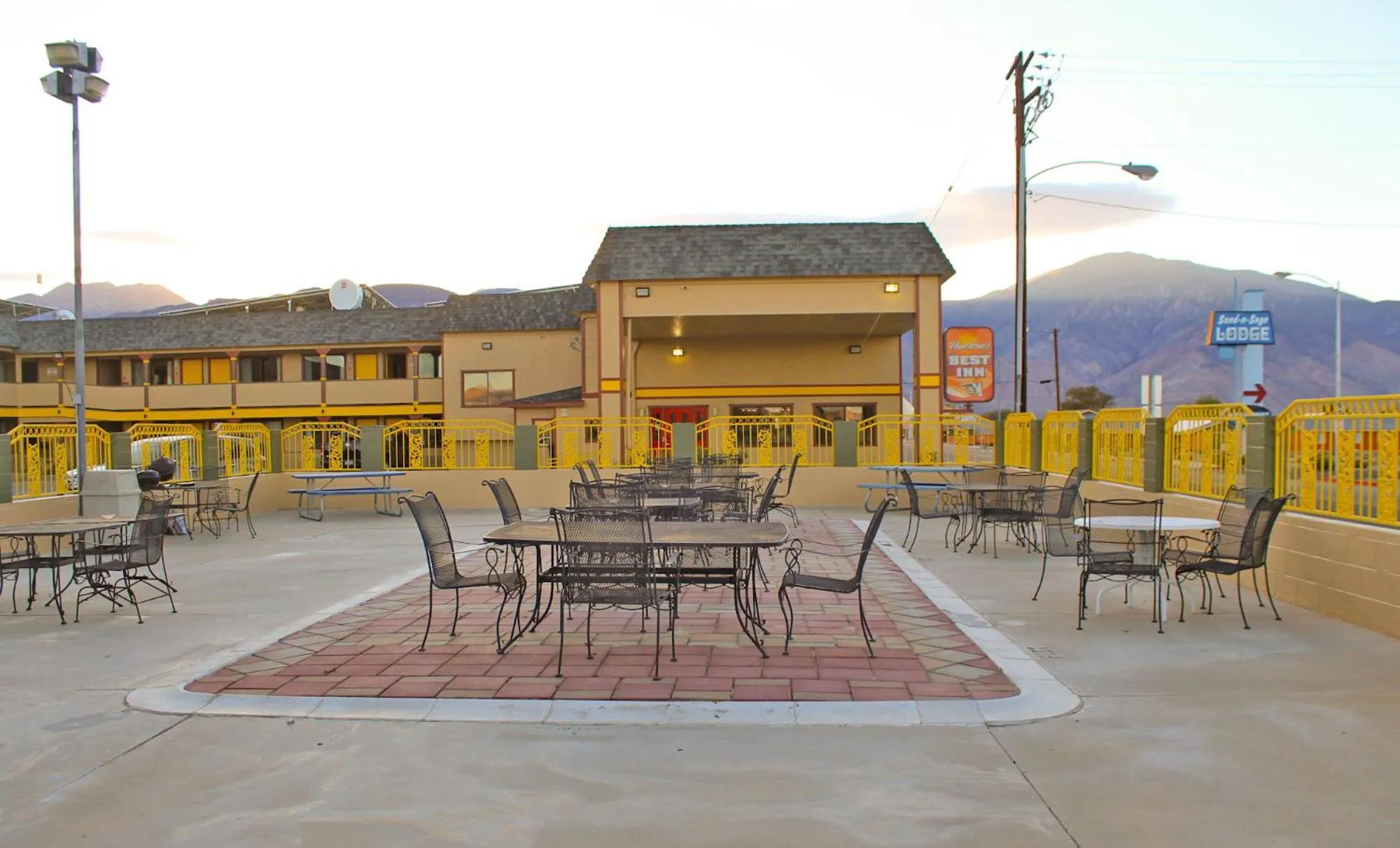 Patio in Hawthorne's Best Inn