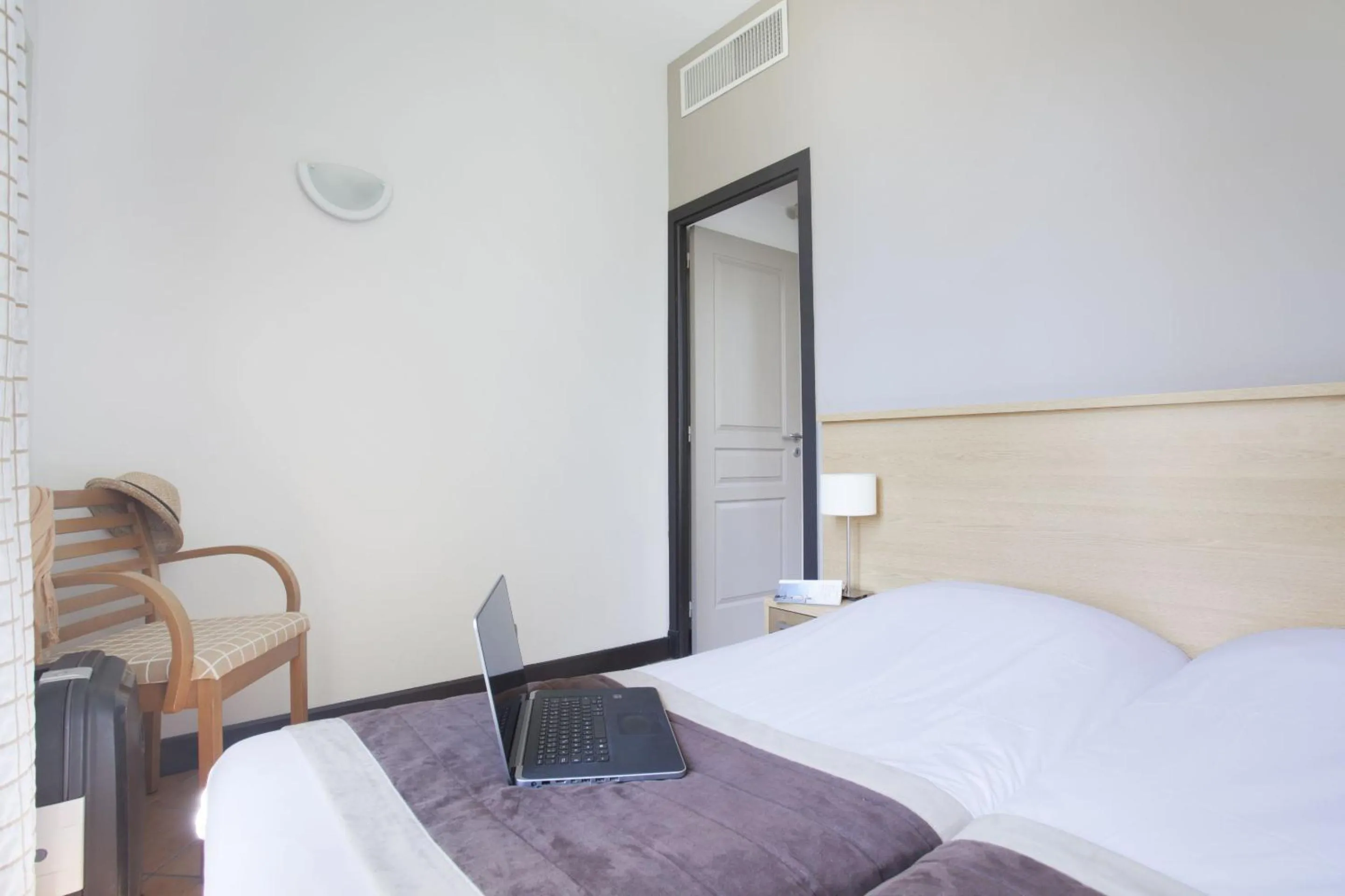 Bedroom, Bed in Appart'hôtel Odalys City - Nice Centre