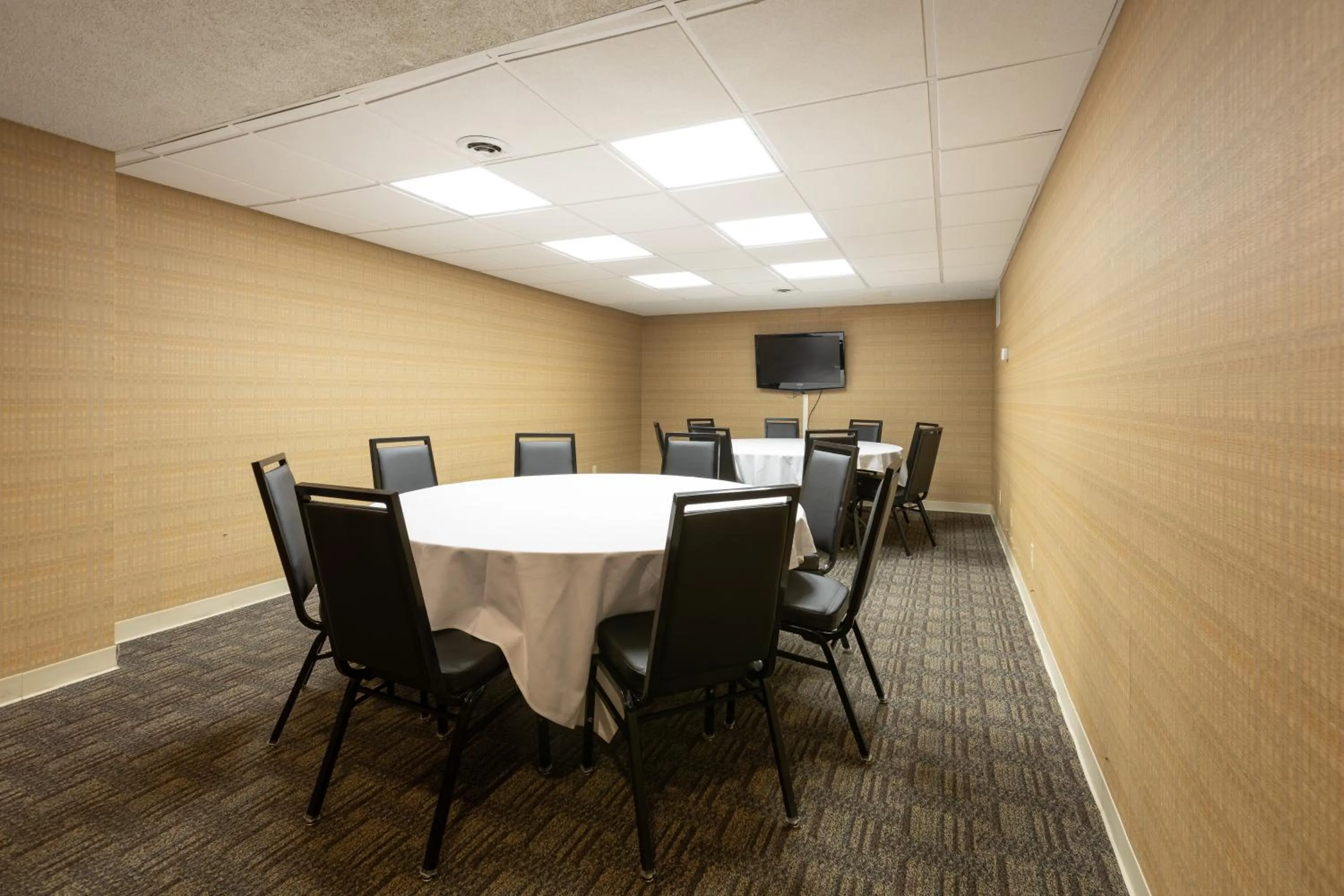 Meeting/conference room in Gateway Hotel and Conference Center