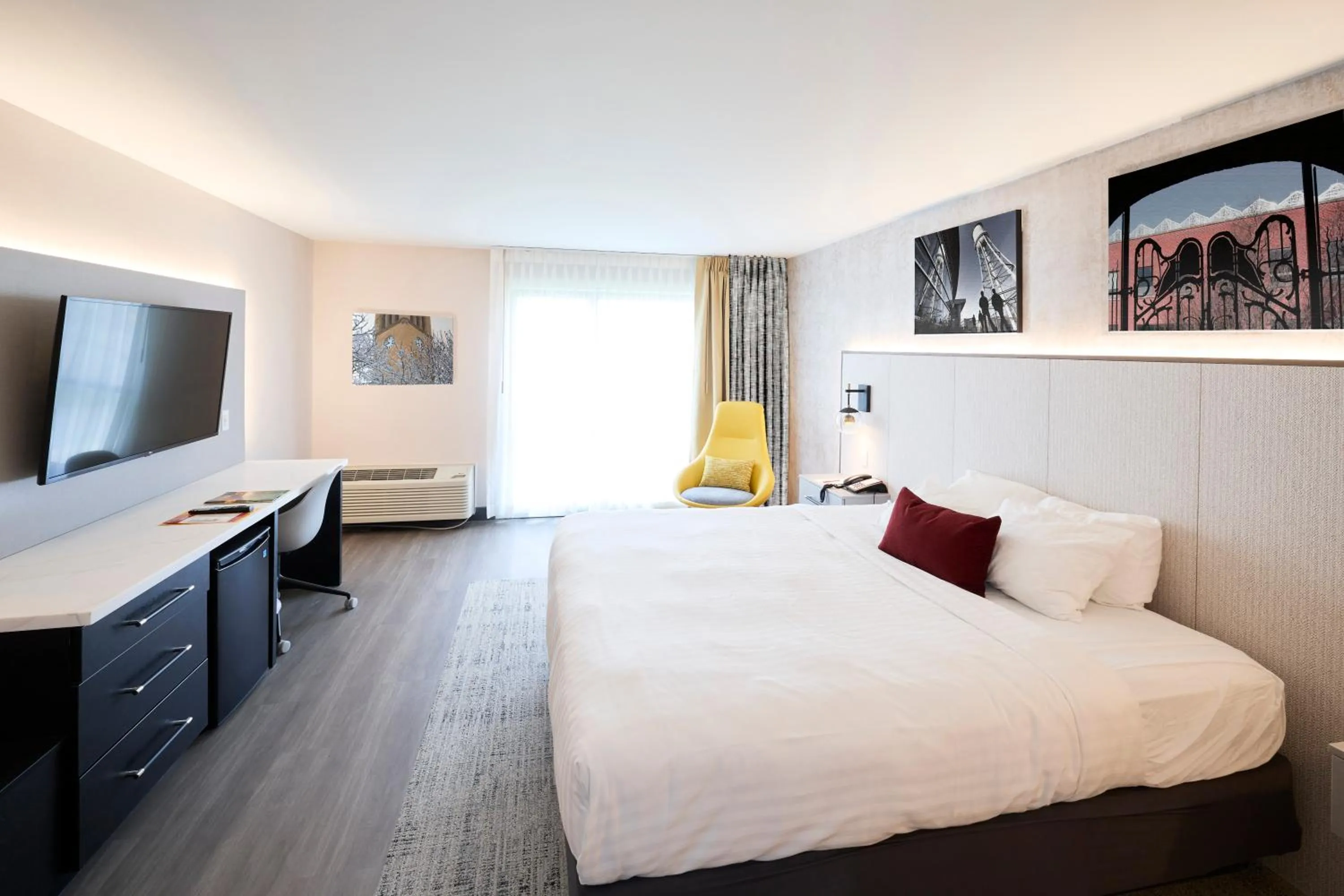 Bed in Gateway Hotel and Conference Center