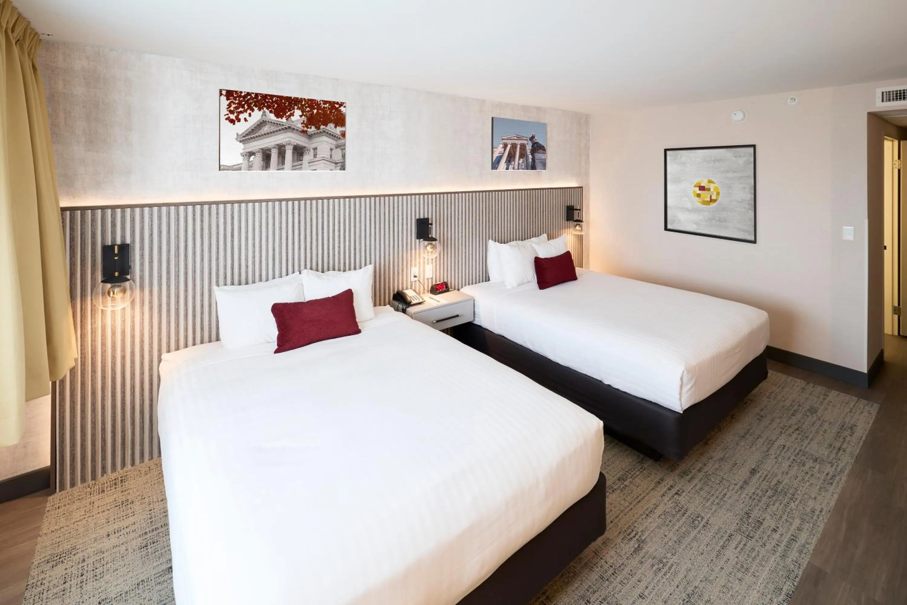 Bed in Gateway Hotel and Conference Center