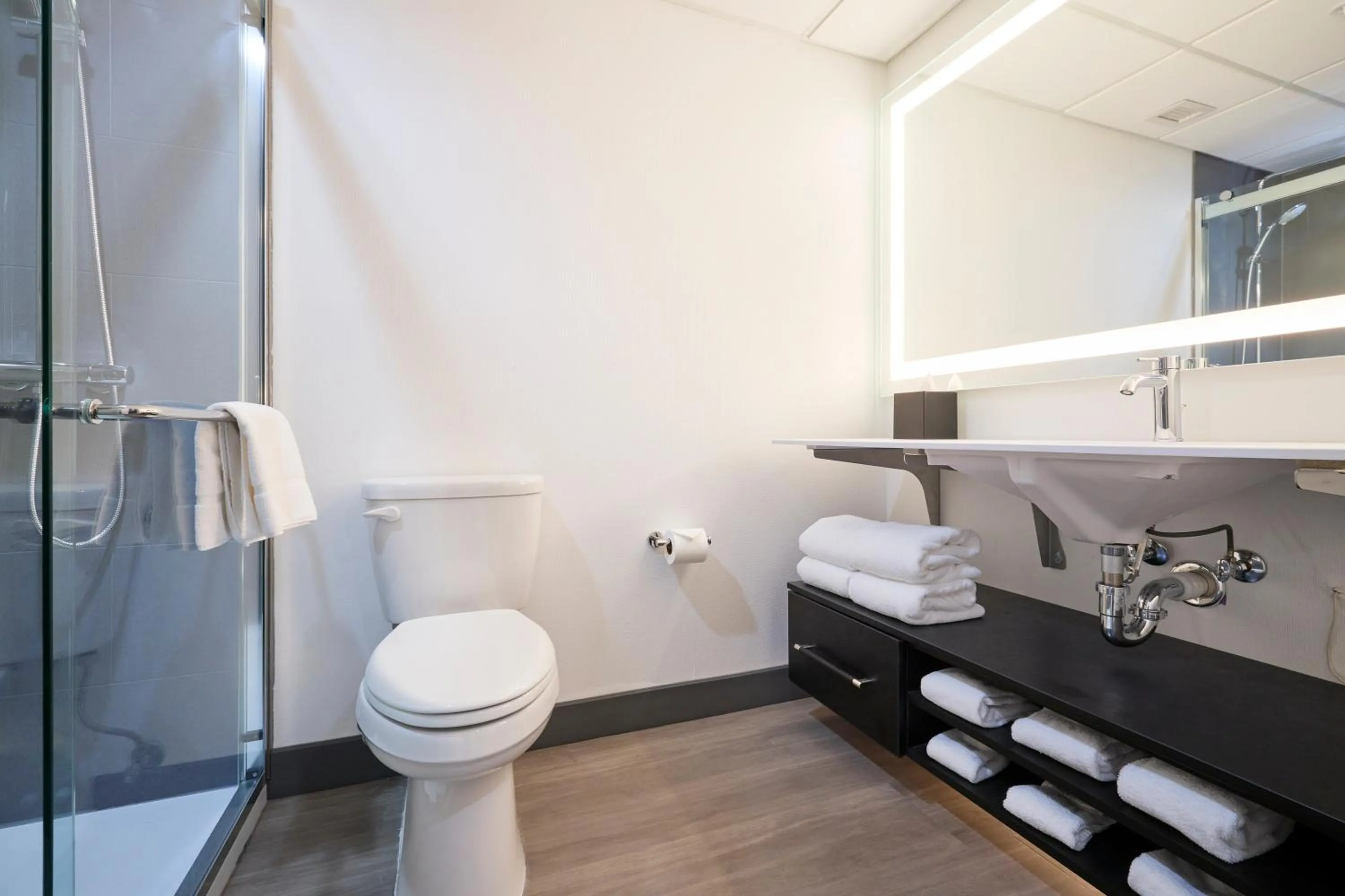 Shower in Gateway Hotel and Conference Center