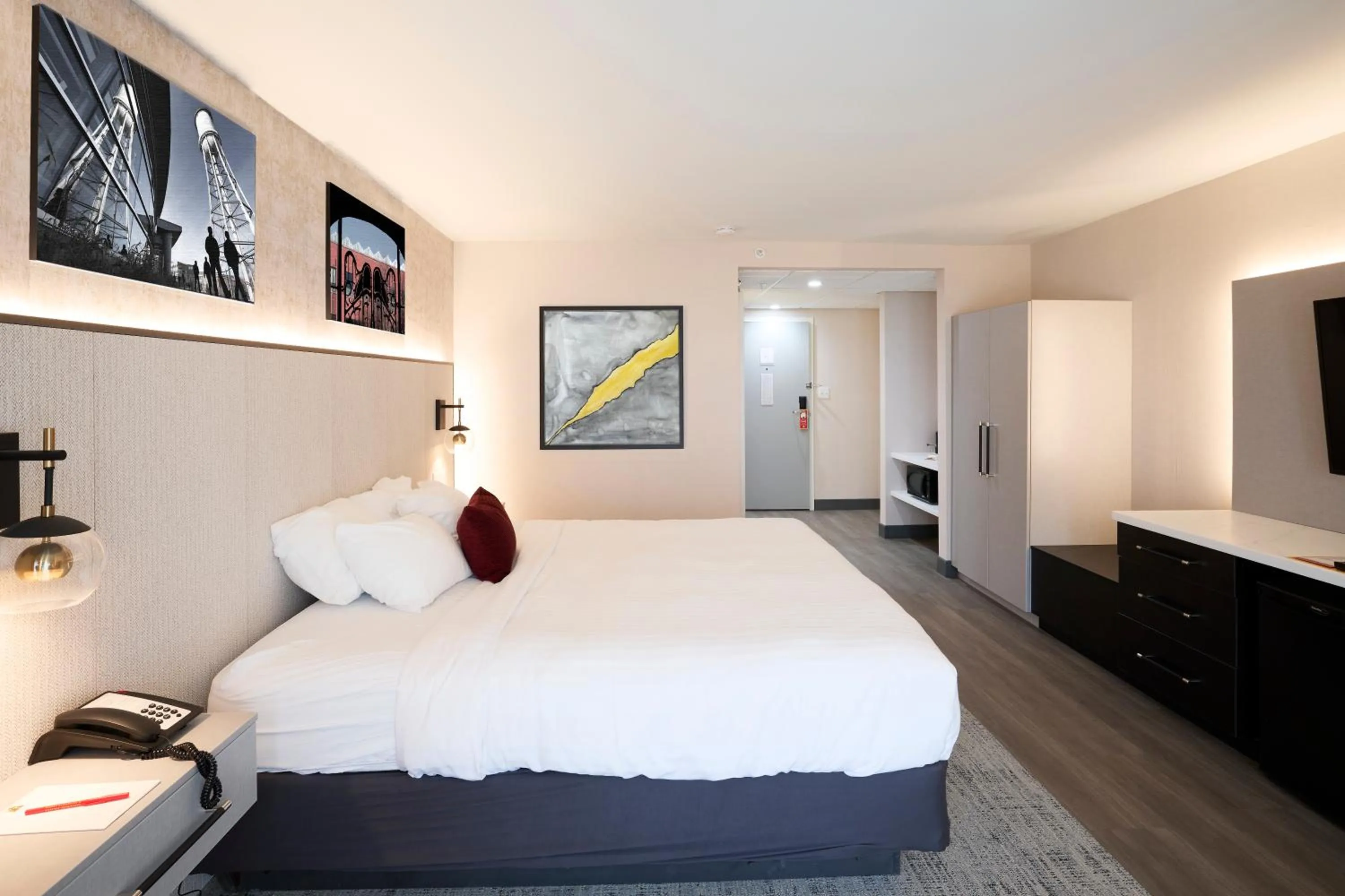 Bed in Gateway Hotel and Conference Center