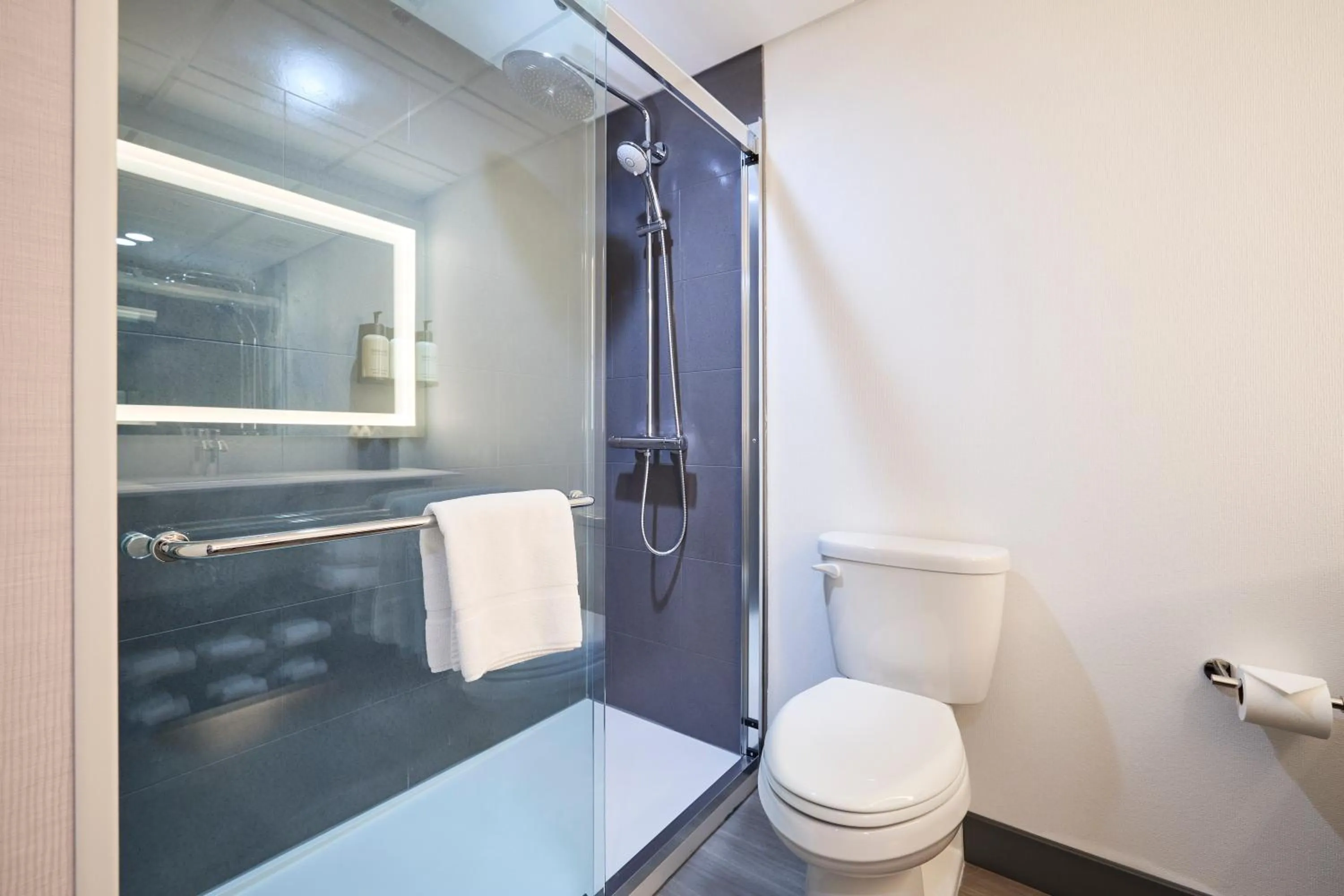 Shower in Gateway Hotel and Conference Center