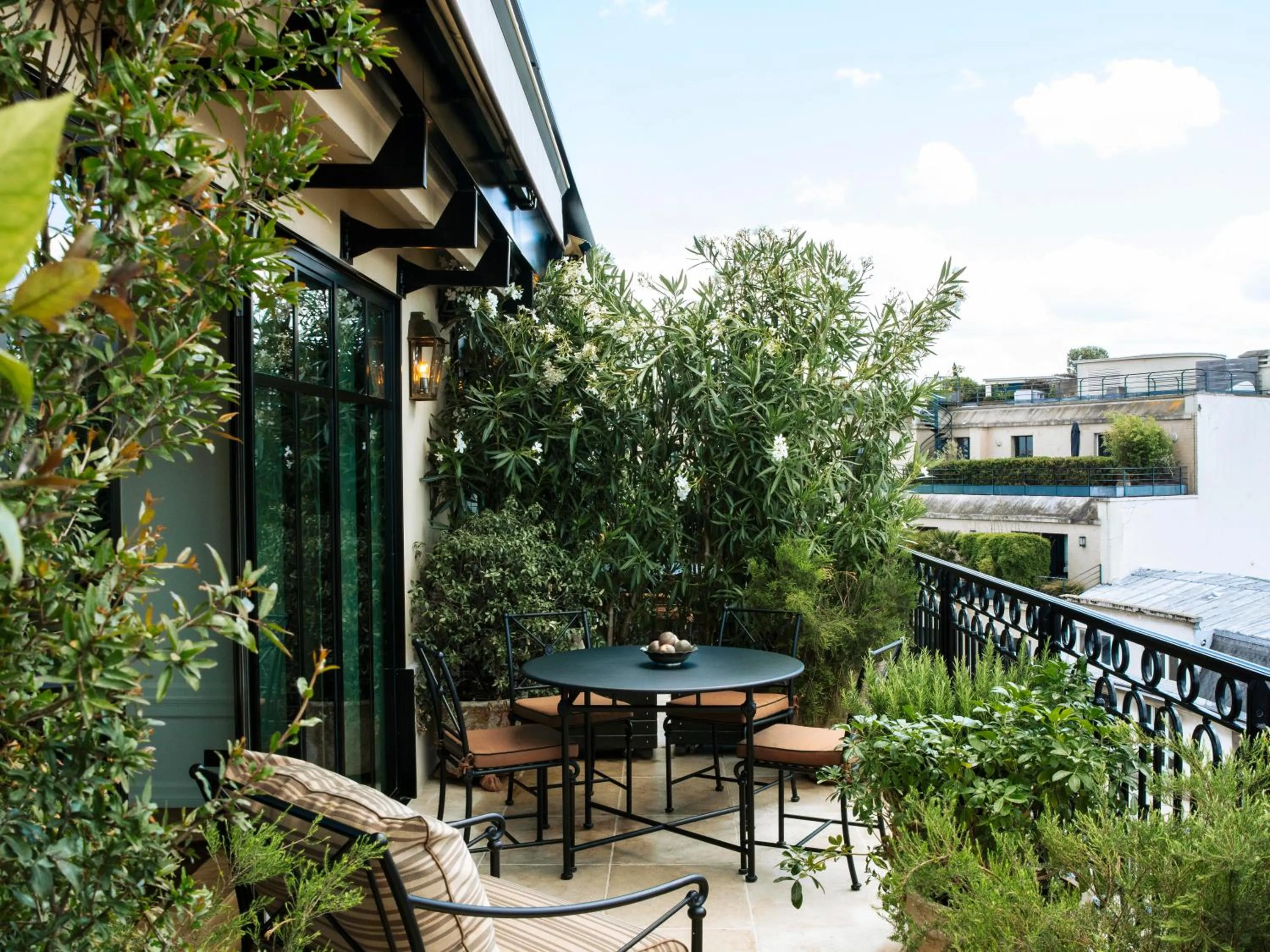Balcony/Terrace in Hôtel Balzac Paris & Spa Ikoï