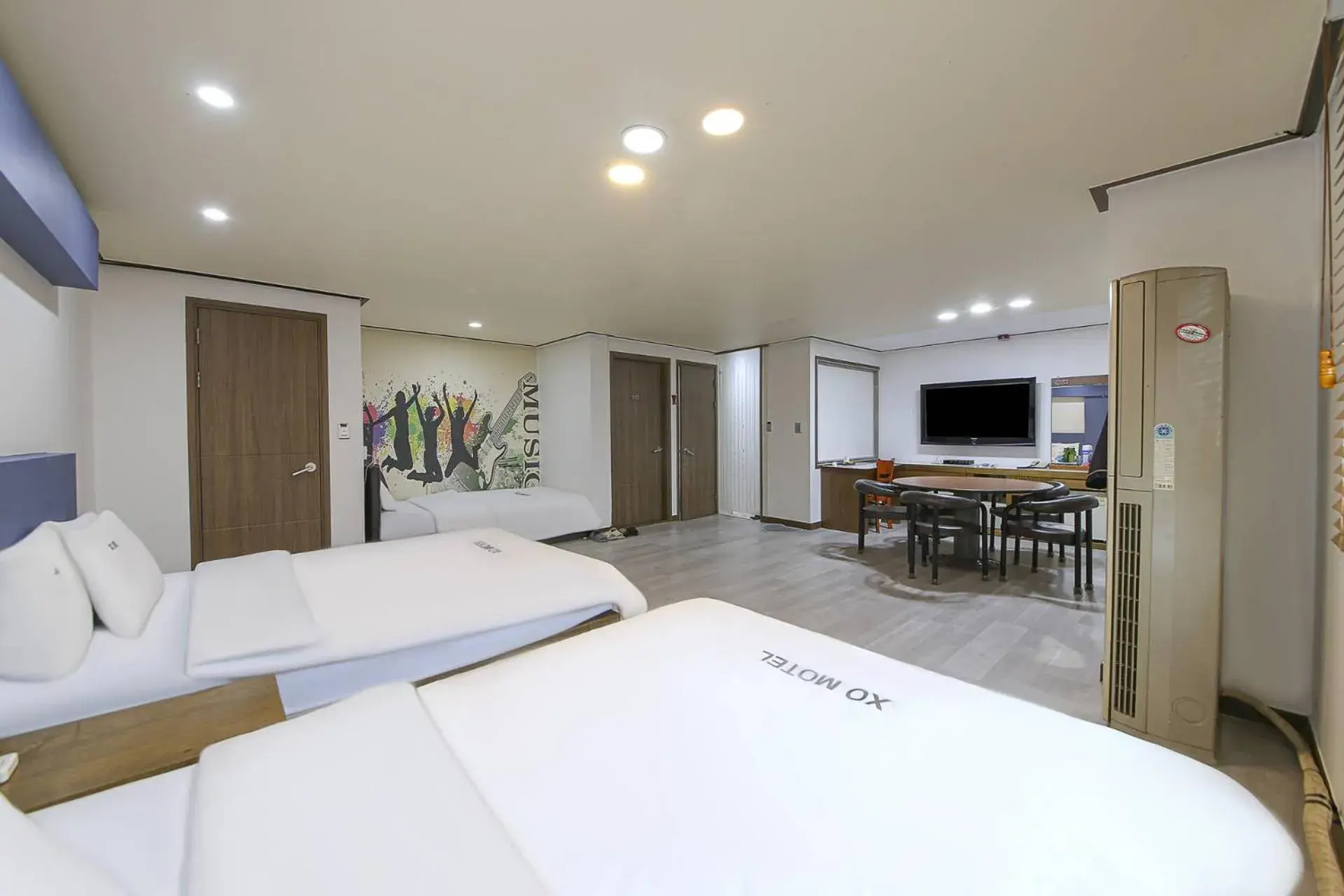 Quadruple Room with Private Bathroom in XO Hotel Quadruple Room with Private Bathroom in XO Hotel