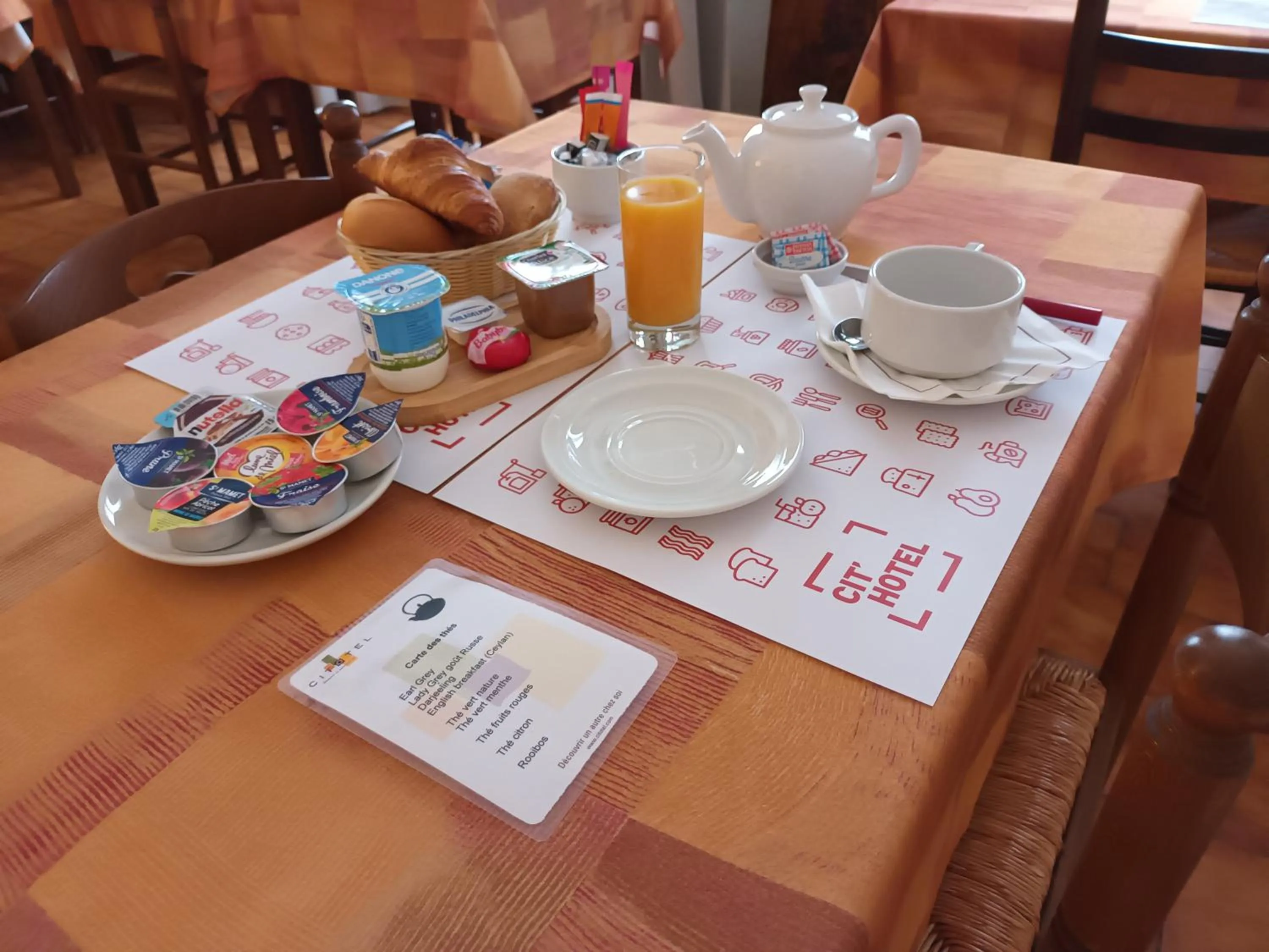 Breakfast in Cit'Hotel Aéro-Hotel