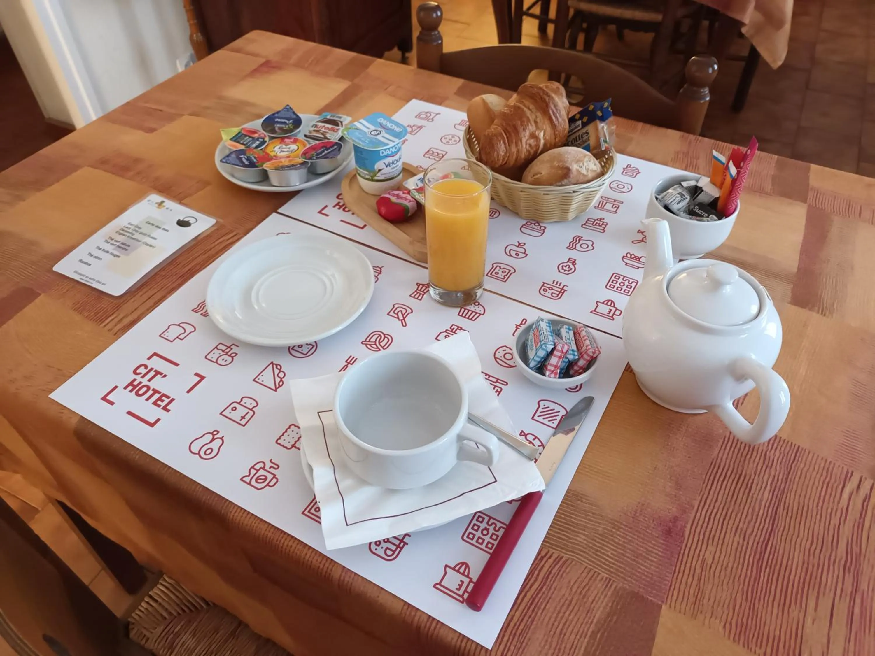 Breakfast in Cit'Hotel Aéro-Hotel