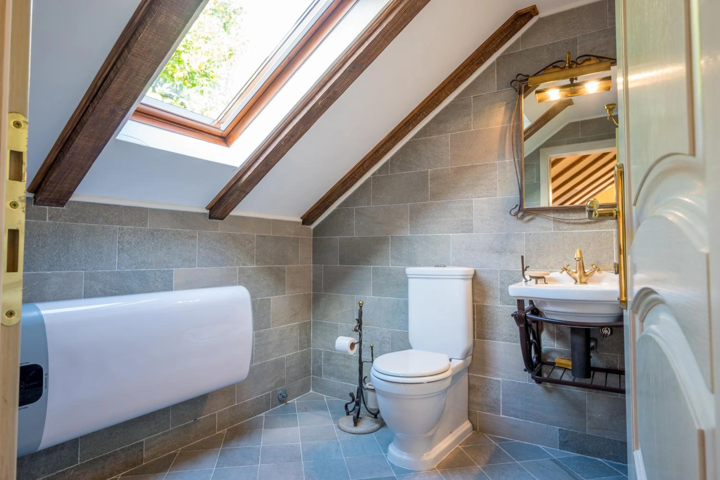 Conte Hotel & Restaurant