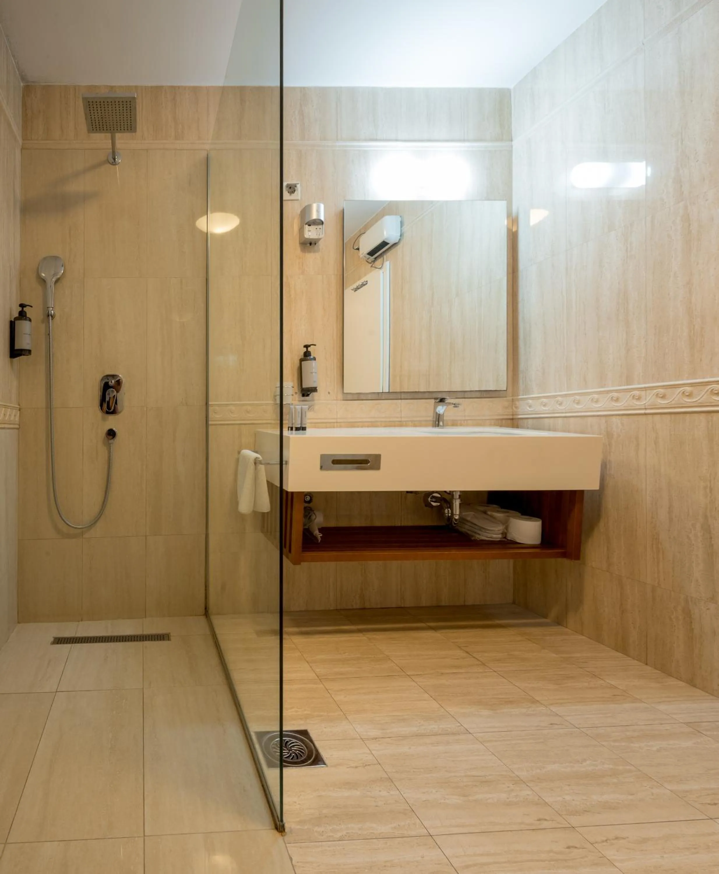 Conte Hotel & Restaurant