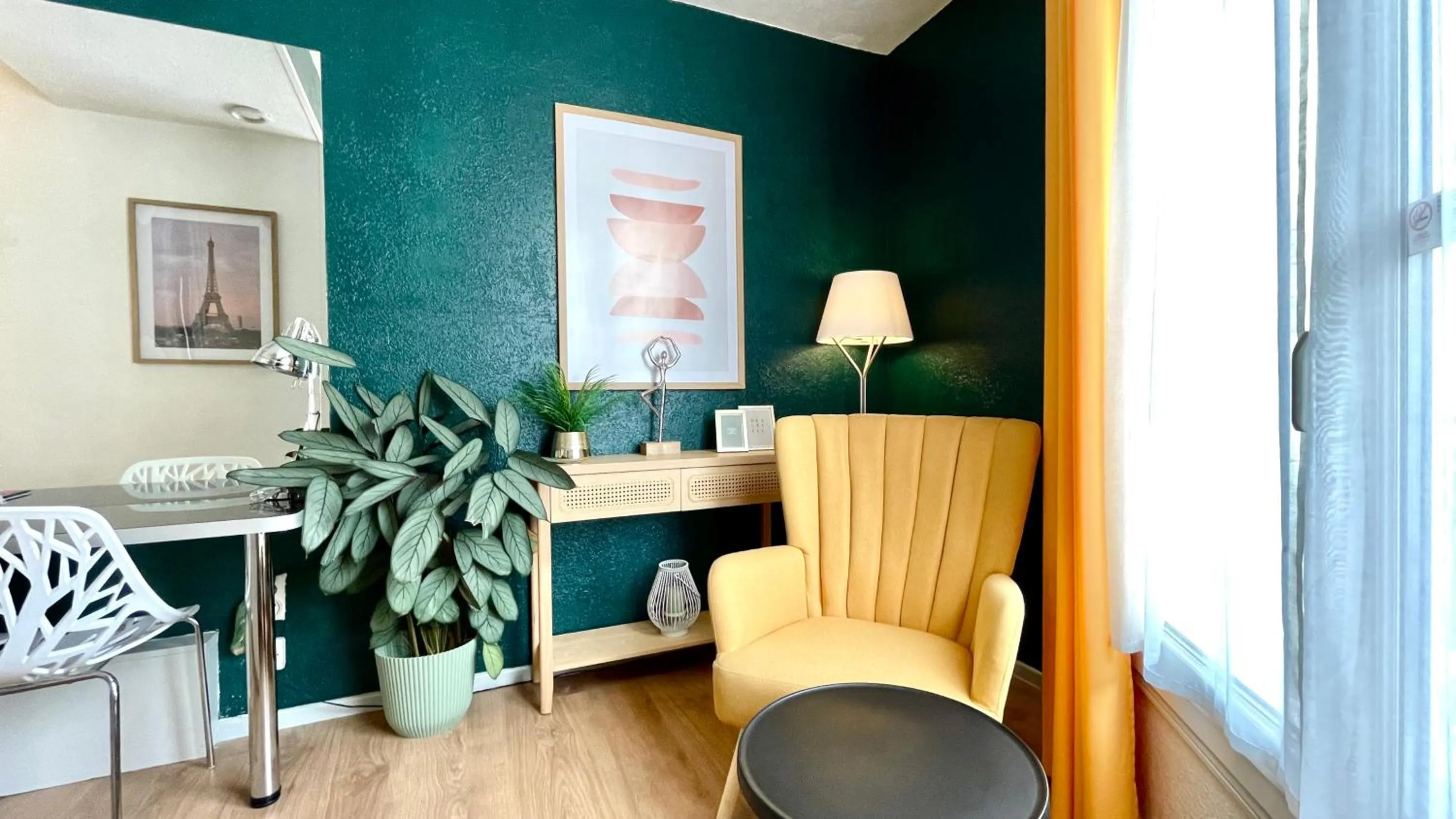 Seating area in Boulogne Résidence Hotel