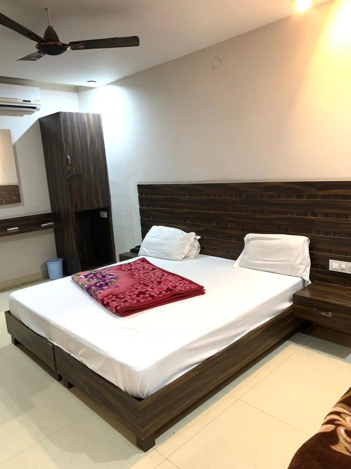 fireplace, Bed in Hotel Sukhman Residency