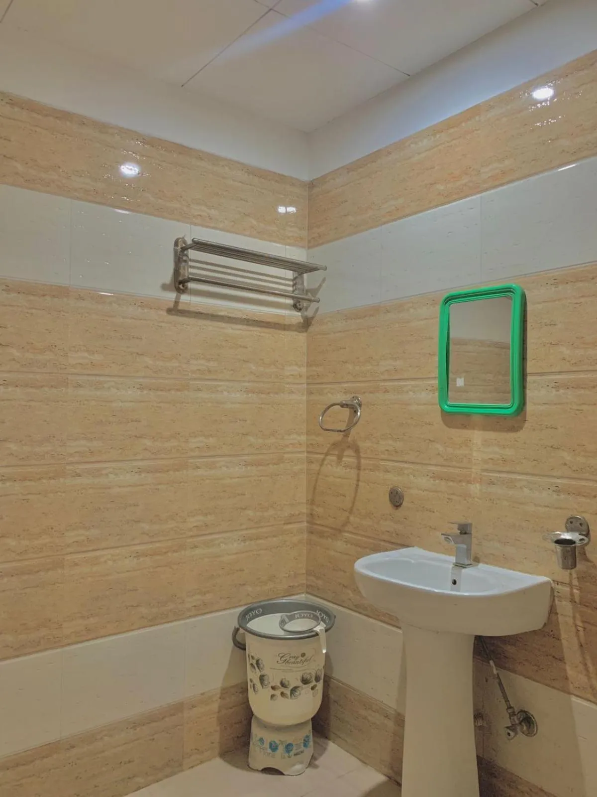Shower in Hotel Sukhman Residency