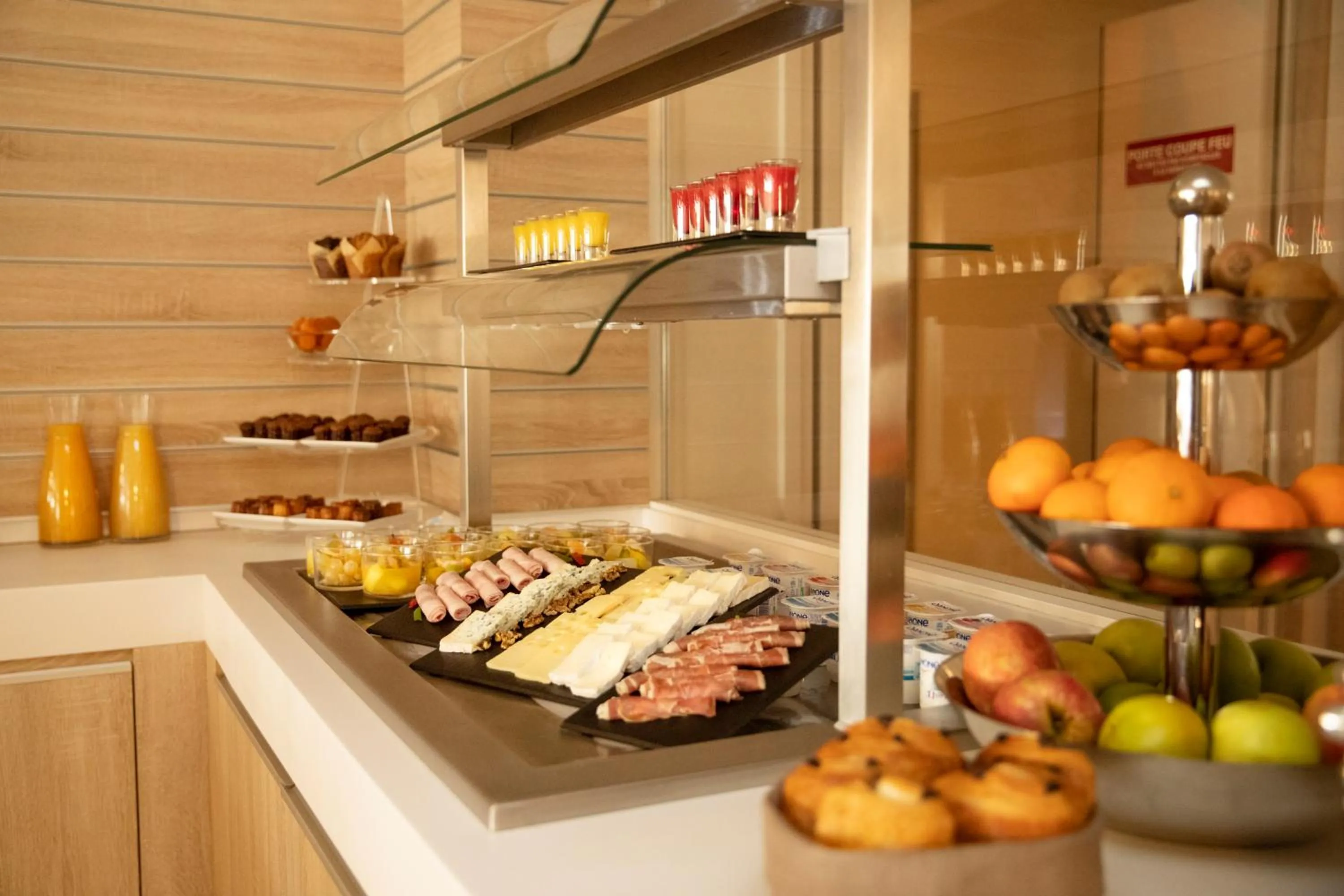 Continental breakfast in Hôtel Le B d'Arcachon by Inwood Hotels