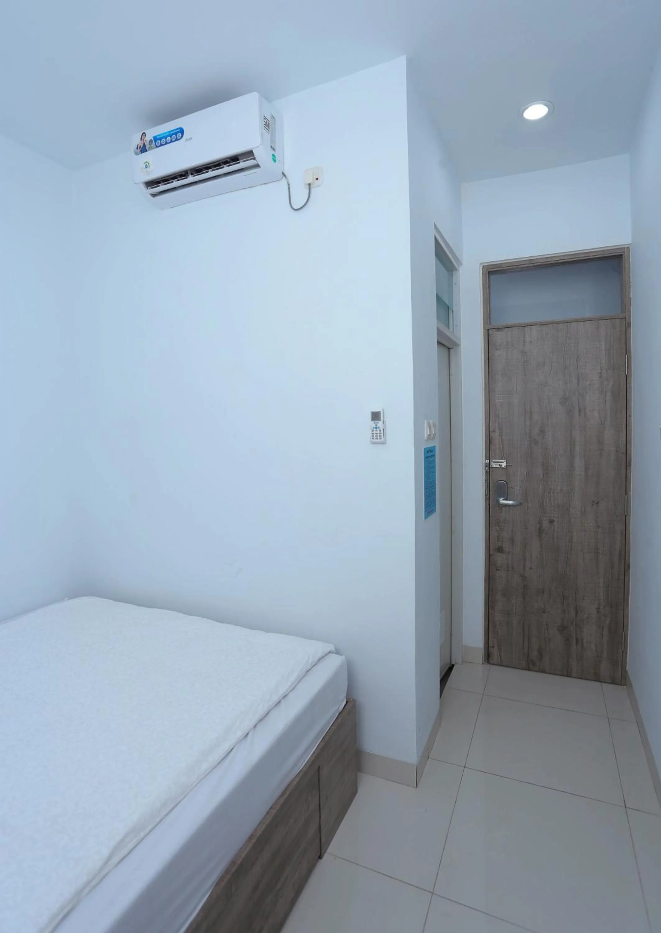 Photo of the whole room, Bed in ratana cengkareng syariah