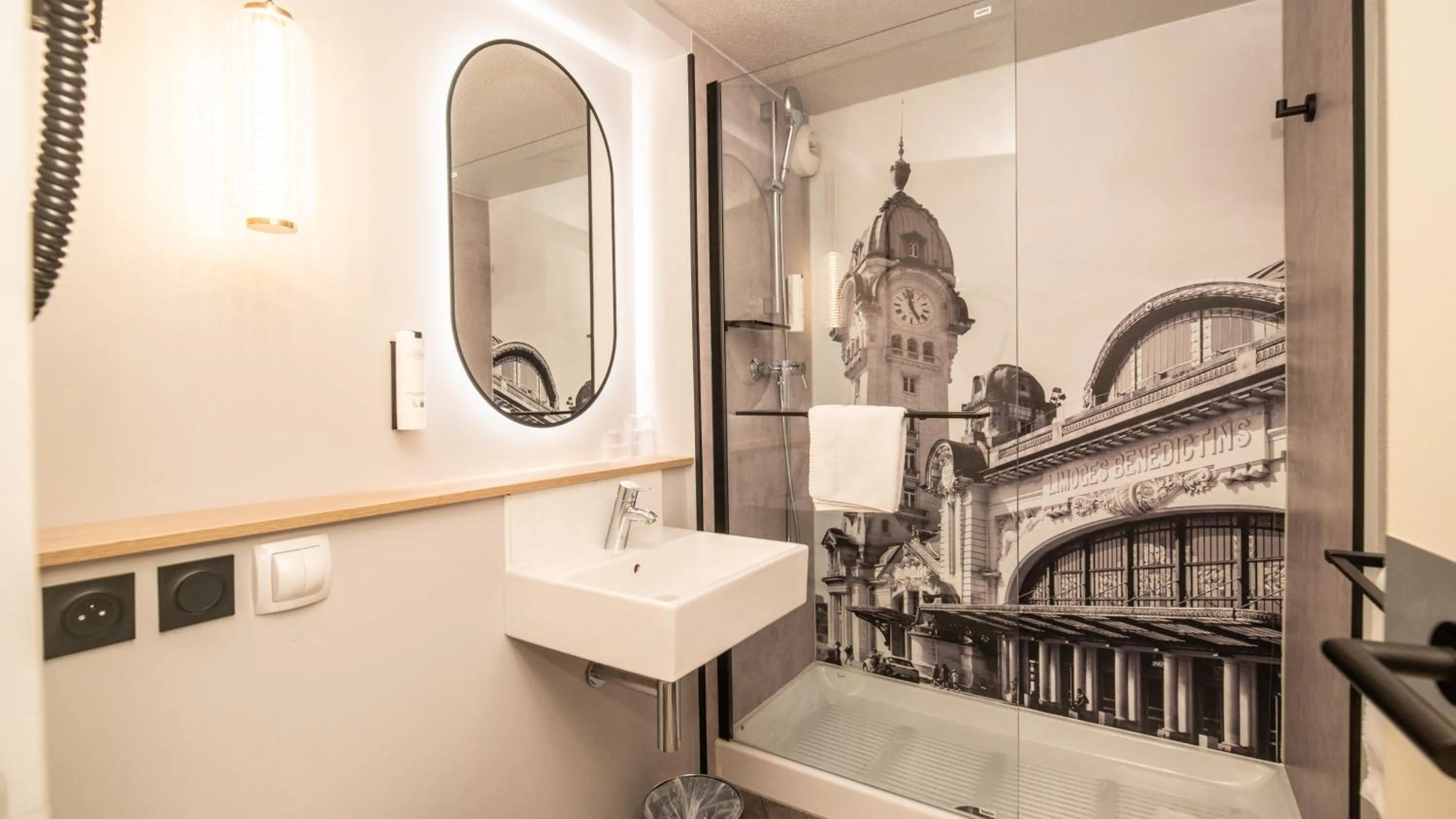 Bathroom in Campanile Limoges Nord