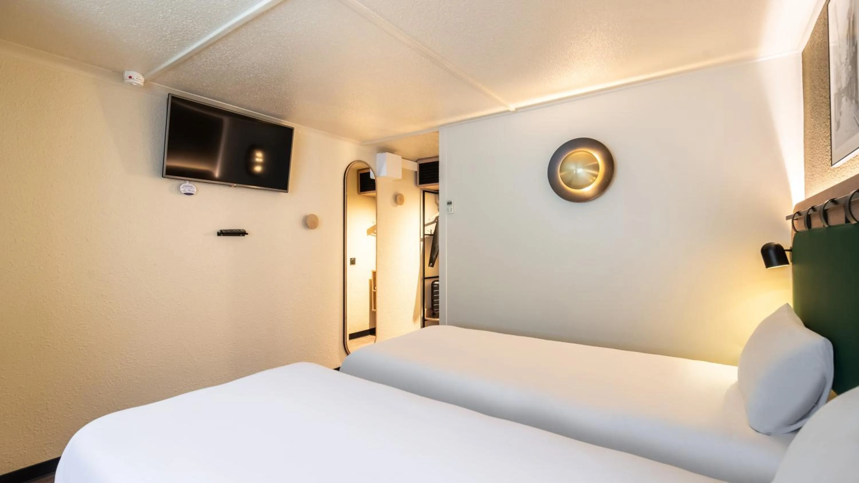 Bedroom, Bed in Campanile Limoges Nord