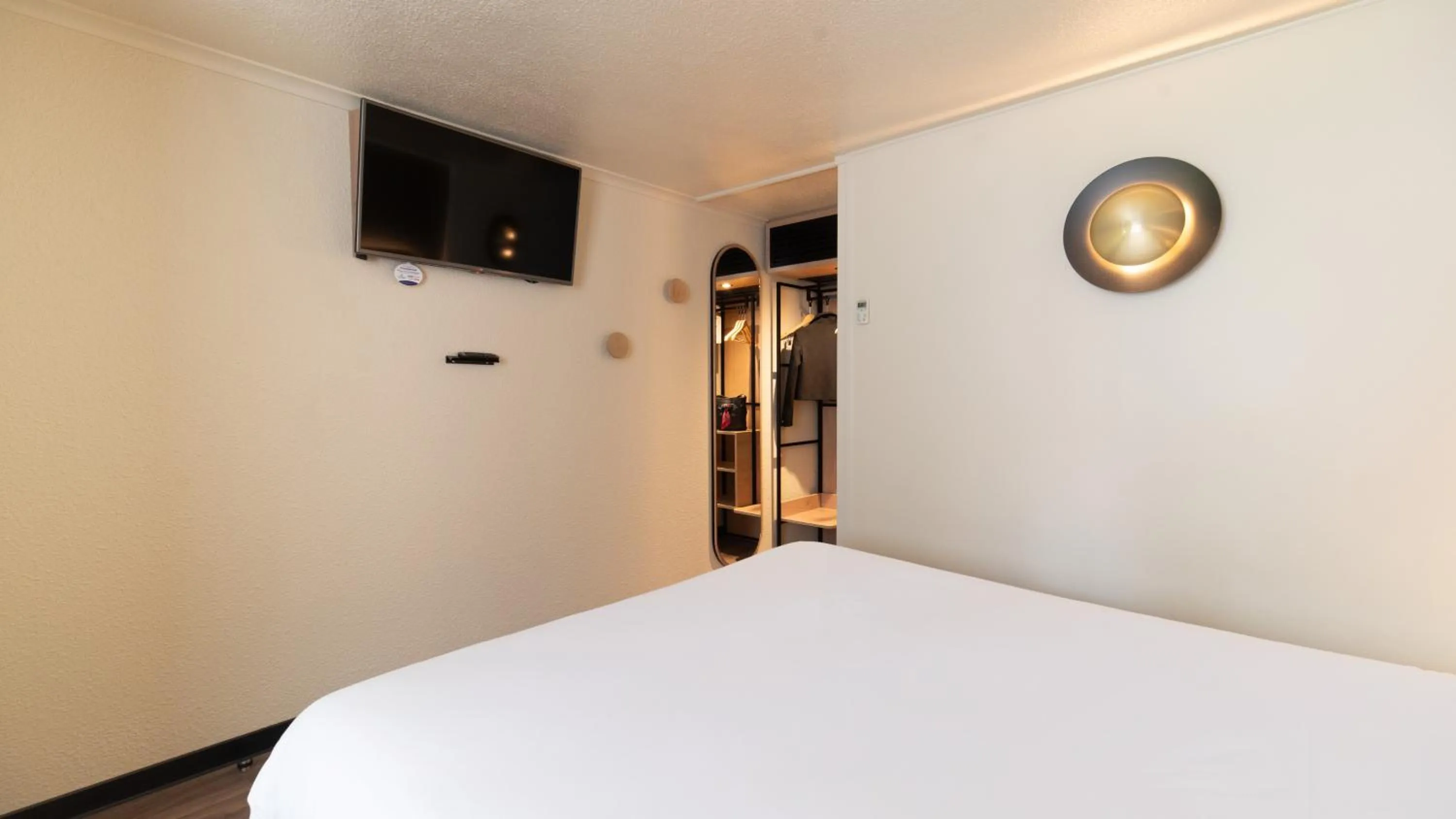 Bedroom, Bed in Campanile Limoges Nord