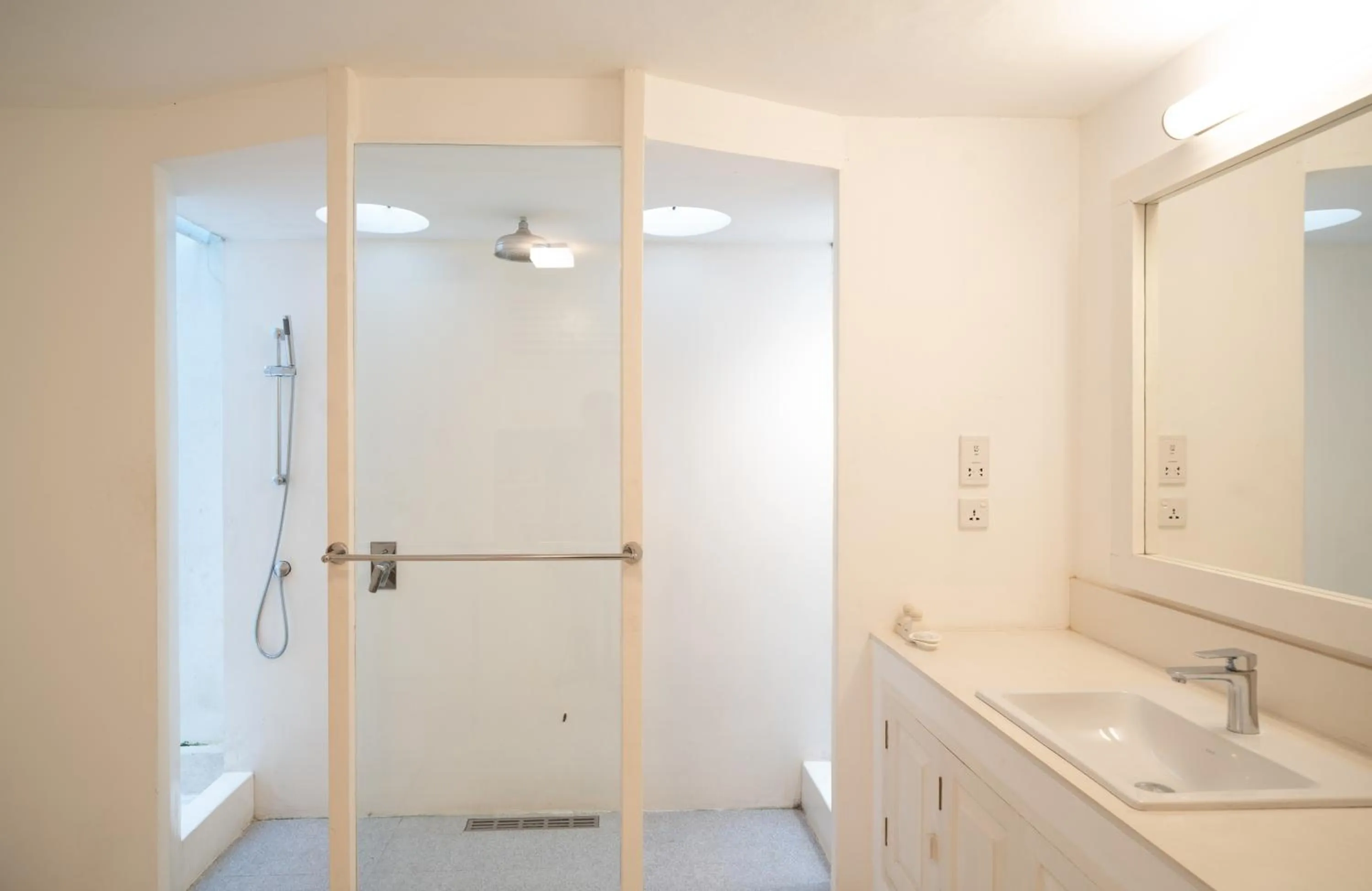 Shower in De Saram House by Geoffrey Bawa