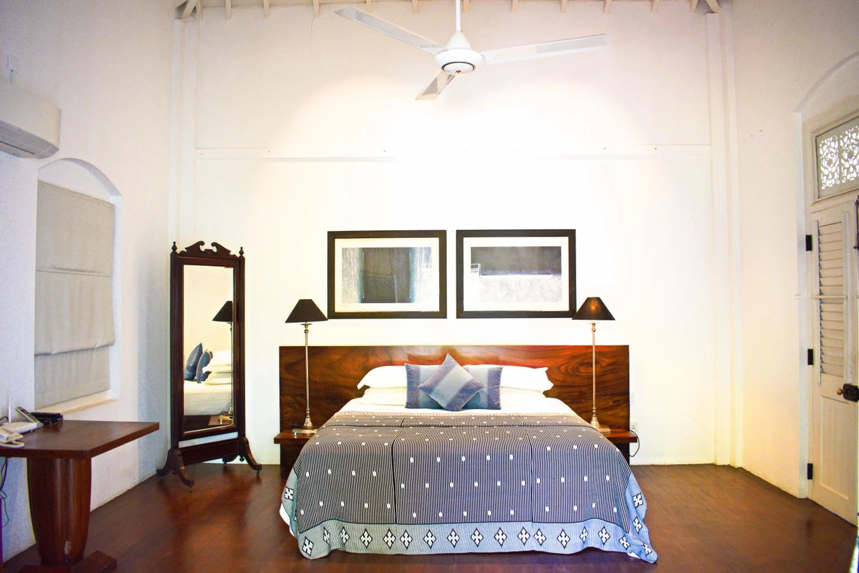 Bedroom, Bed in De Saram House by Geoffrey Bawa