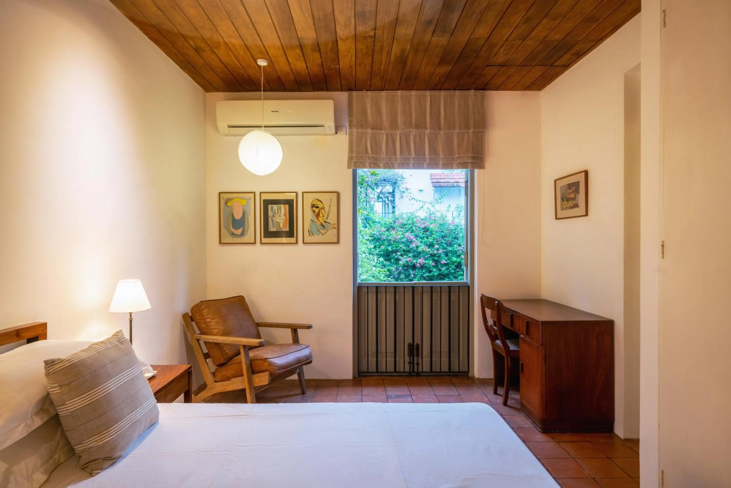 Bedroom, Bed in De Saram House by Geoffrey Bawa