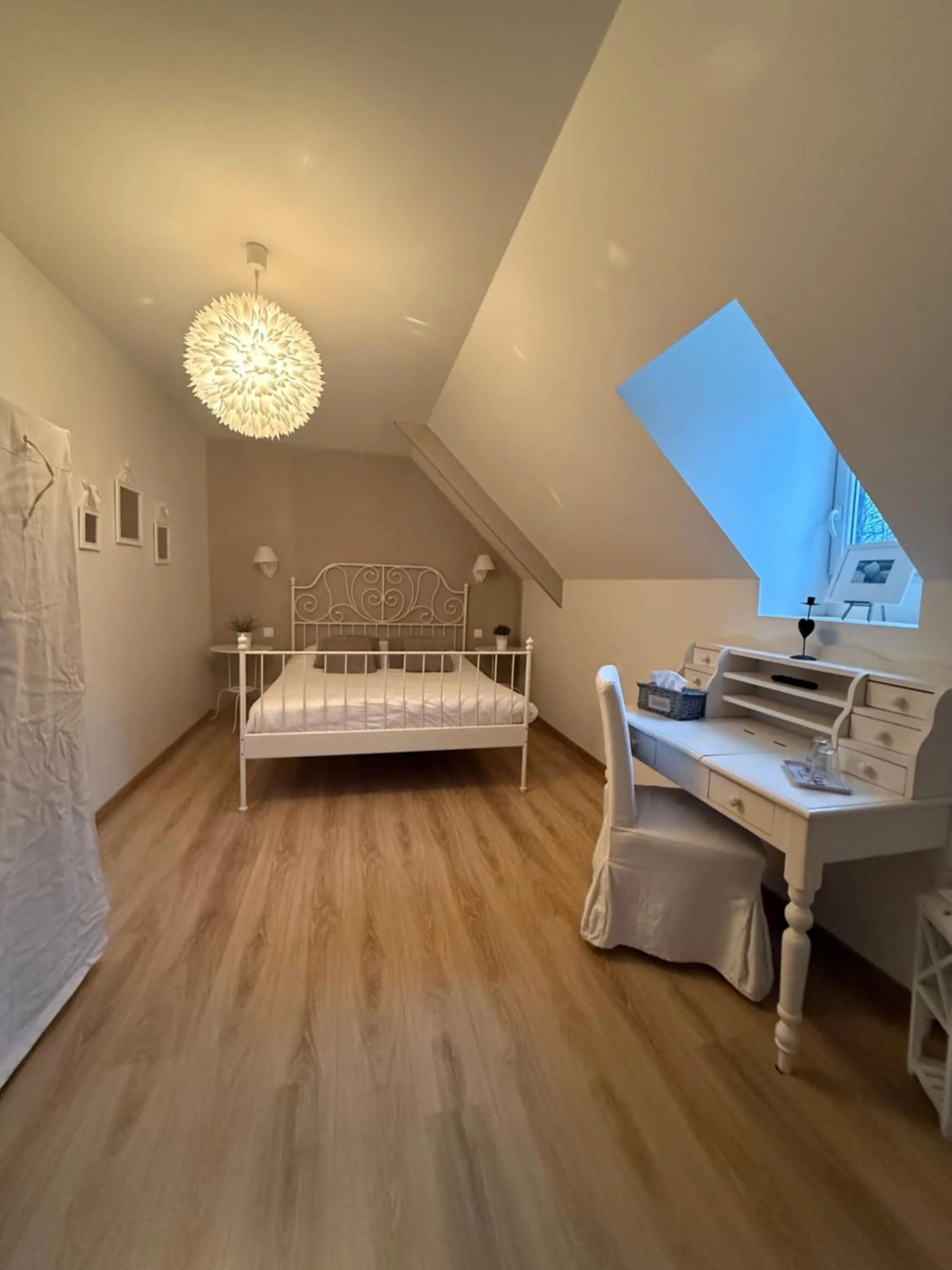 Property building, Bed in Le Château de Grèges