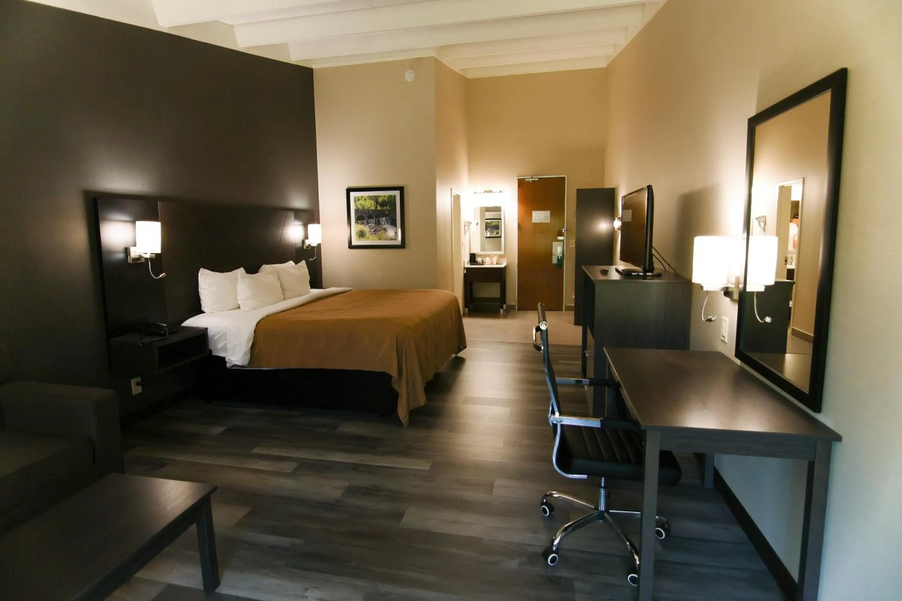 Bed in Quality Inn & Suites Danbury near University