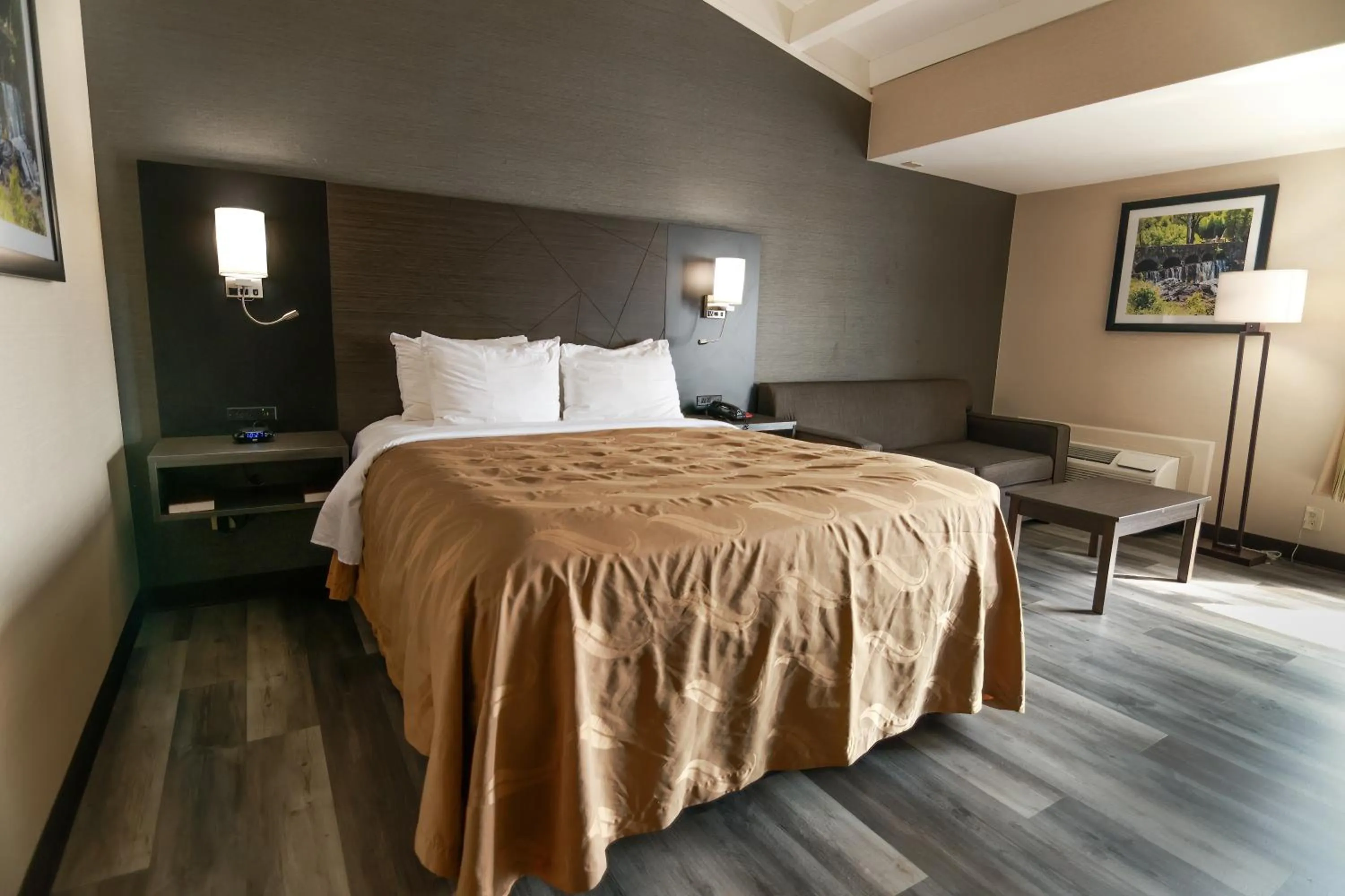 Bed in Quality Inn & Suites Danbury near University